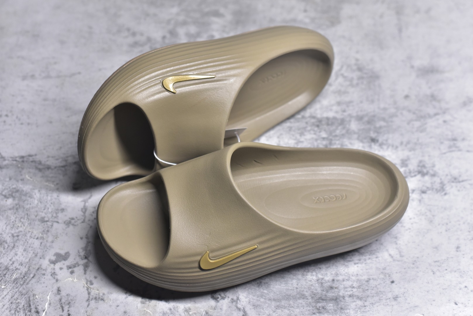 图片[7]-#Nike ReactX REJUVEN8 Slide耐克 简约舒适 洞洞鞋由兼具轻便性和耐用性的EVA泡沫打造拖鞋的外观十分吸引人 融合了舒适与时尚的元素 延续了简约独特的美学风尚 一体式的设计在打破传统设计风格的同时 具有高辨识度及质感 货号：HV4479 200 尺码：36-45-选品中心