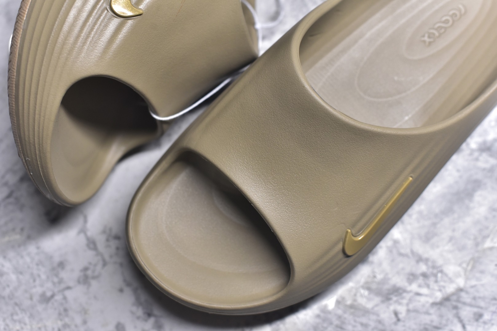 图片[8]-#Nike ReactX REJUVEN8 Slide耐克 简约舒适 洞洞鞋由兼具轻便性和耐用性的EVA泡沫打造拖鞋的外观十分吸引人 融合了舒适与时尚的元素 延续了简约独特的美学风尚 一体式的设计在打破传统设计风格的同时 具有高辨识度及质感 货号：HV4479 200 尺码：36-45-选品中心