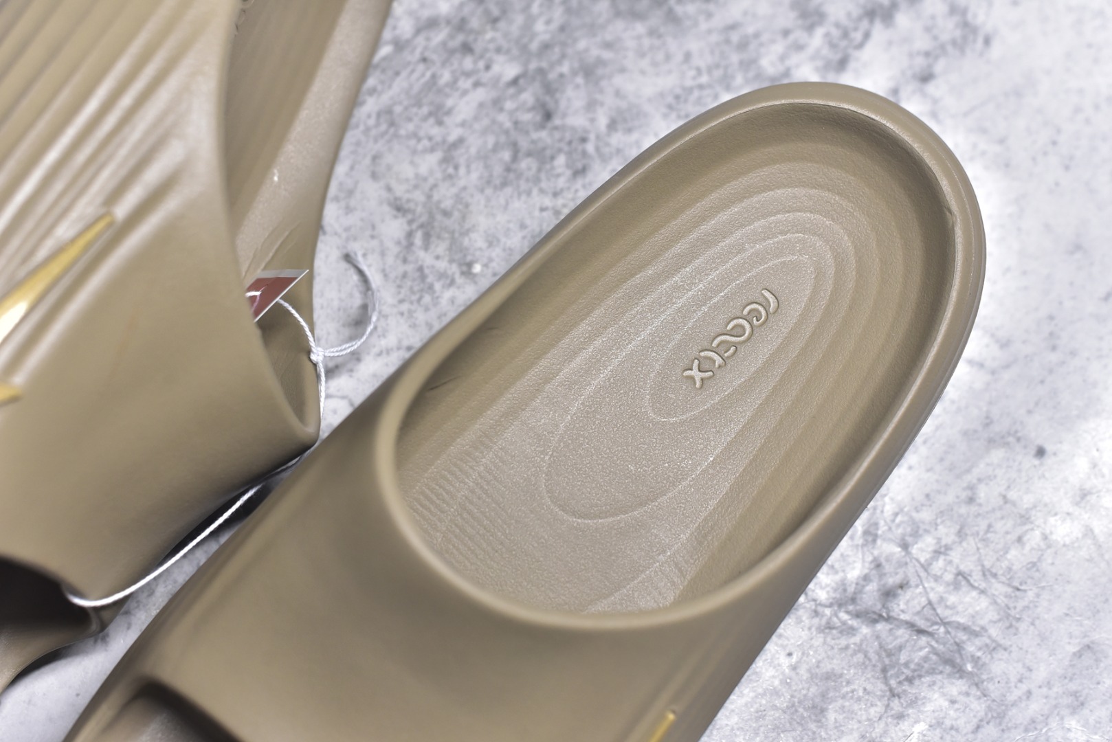 图片[9]-#Nike ReactX REJUVEN8 Slide耐克 简约舒适 洞洞鞋由兼具轻便性和耐用性的EVA泡沫打造拖鞋的外观十分吸引人 融合了舒适与时尚的元素 延续了简约独特的美学风尚 一体式的设计在打破传统设计风格的同时 具有高辨识度及质感 货号：HV4479 200 尺码：36-45-选品中心