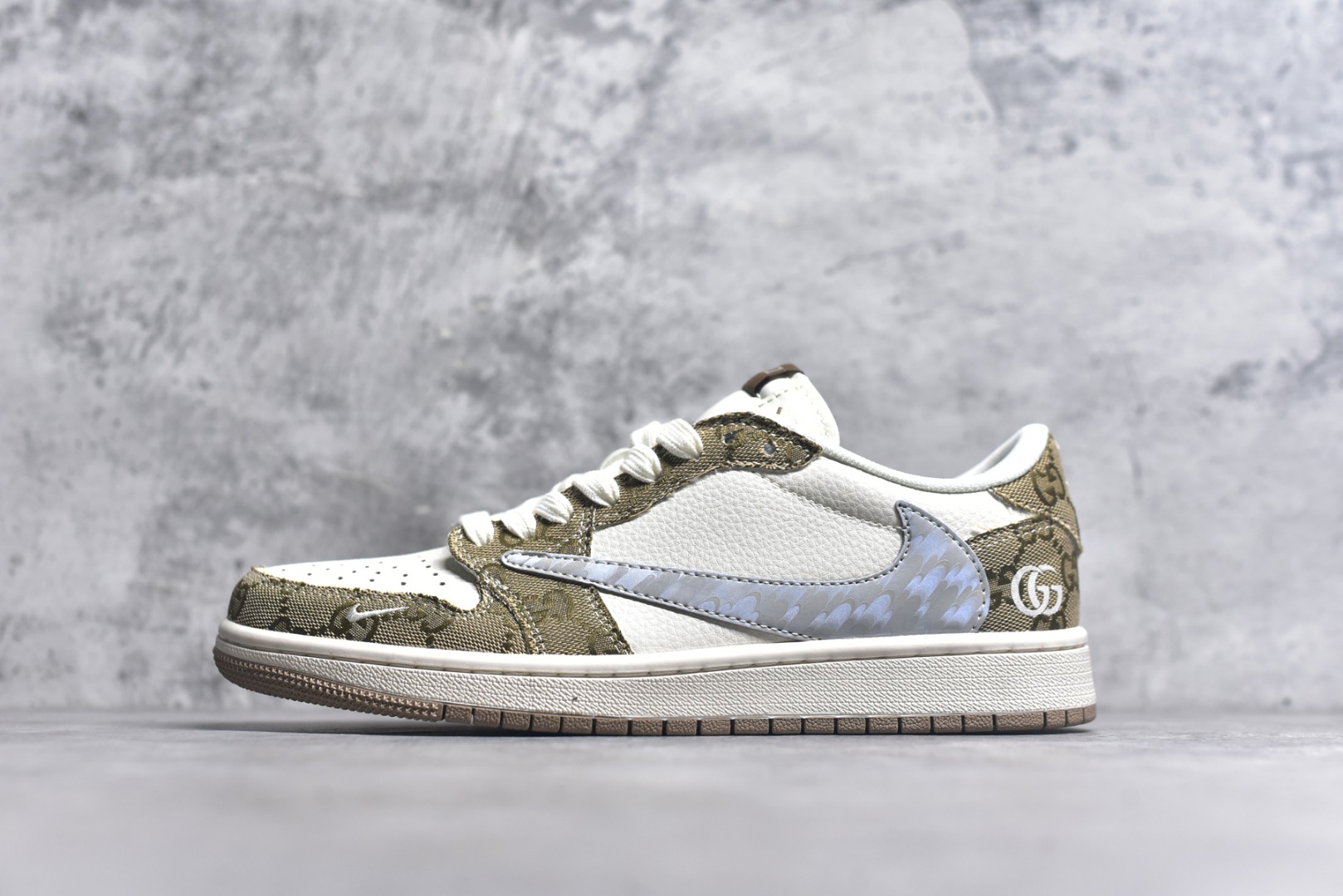 #Travis Scott x Fragment Design x Air Jordan 1 Low OG SP AJ1 乔1古驰联名 卡其牛仔布 低帮文化休闲板鞋 XS7089-603 #多方联名合作融合了Travis Scott 独特的音乐风格，藤原浩个性的设计风格以及Jordan品牌的经典元素 使其成为一双具有独特身份和价值的鞋子 清新而立体的外观加上联名标识更突出了其独特身份 这种配色方案显示出活力和时尚感 在视觉上引人注目 鞋身的质感和细腻的细节处理使其显得高端而格调十足 这款“倒钩”联名是设计与创意完美结合 融合多方的个性风格是一款备受瞩目的潮流鞋款 尺码：36 36.5 37.5 38 38.5 39 40 40.5 41 42 42.5 43 44 44.5 45 9.E5-选品中心