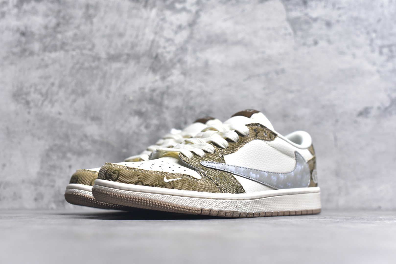 图片[2]-#Travis Scott x Fragment Design x Air Jordan 1 Low OG SP AJ1 乔1古驰联名 卡其牛仔布 低帮文化休闲板鞋 XS7089-603 #多方联名合作融合了Travis Scott 独特的音乐风格，藤原浩个性的设计风格以及Jordan品牌的经典元素 使其成为一双具有独特身份和价值的鞋子 清新而立体的外观加上联名标识更突出了其独特身份 这种配色方案显示出活力和时尚感 在视觉上引人注目 鞋身的质感和细腻的细节处理使其显得高端而格调十足 这款“倒钩”联名是设计与创意完美结合 融合多方的个性风格是一款备受瞩目的潮流鞋款 尺码：36 36.5 37.5 38 38.5 39 40 40.5 41 42 42.5 43 44 44.5 45 9.E5-选品中心