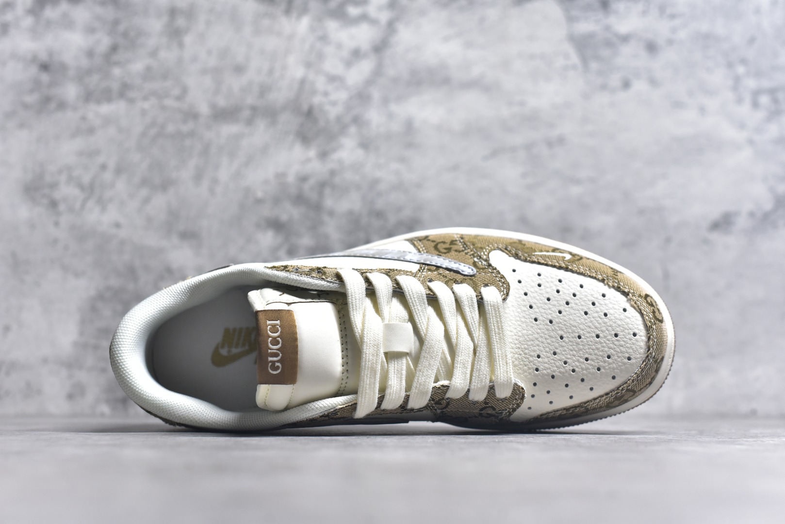 图片[4]-#Travis Scott x Fragment Design x Air Jordan 1 Low OG SP AJ1 乔1古驰联名 卡其牛仔布 低帮文化休闲板鞋 XS7089-603 #多方联名合作融合了Travis Scott 独特的音乐风格，藤原浩个性的设计风格以及Jordan品牌的经典元素 使其成为一双具有独特身份和价值的鞋子 清新而立体的外观加上联名标识更突出了其独特身份 这种配色方案显示出活力和时尚感 在视觉上引人注目 鞋身的质感和细腻的细节处理使其显得高端而格调十足 这款“倒钩”联名是设计与创意完美结合 融合多方的个性风格是一款备受瞩目的潮流鞋款 尺码：36 36.5 37.5 38 38.5 39 40 40.5 41 42 42.5 43 44 44.5 45 9.E5-选品中心