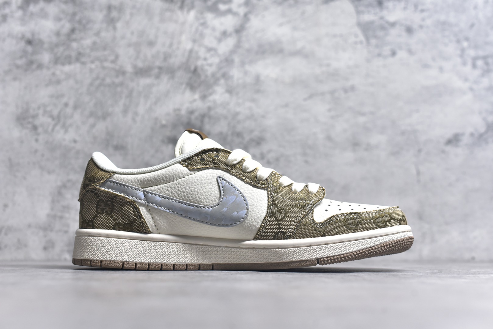 图片[3]-#Travis Scott x Fragment Design x Air Jordan 1 Low OG SP AJ1 乔1古驰联名 卡其牛仔布 低帮文化休闲板鞋 XS7089-603 #多方联名合作融合了Travis Scott 独特的音乐风格，藤原浩个性的设计风格以及Jordan品牌的经典元素 使其成为一双具有独特身份和价值的鞋子 清新而立体的外观加上联名标识更突出了其独特身份 这种配色方案显示出活力和时尚感 在视觉上引人注目 鞋身的质感和细腻的细节处理使其显得高端而格调十足 这款“倒钩”联名是设计与创意完美结合 融合多方的个性风格是一款备受瞩目的潮流鞋款 尺码：36 36.5 37.5 38 38.5 39 40 40.5 41 42 42.5 43 44 44.5 45 9.E5-选品中心