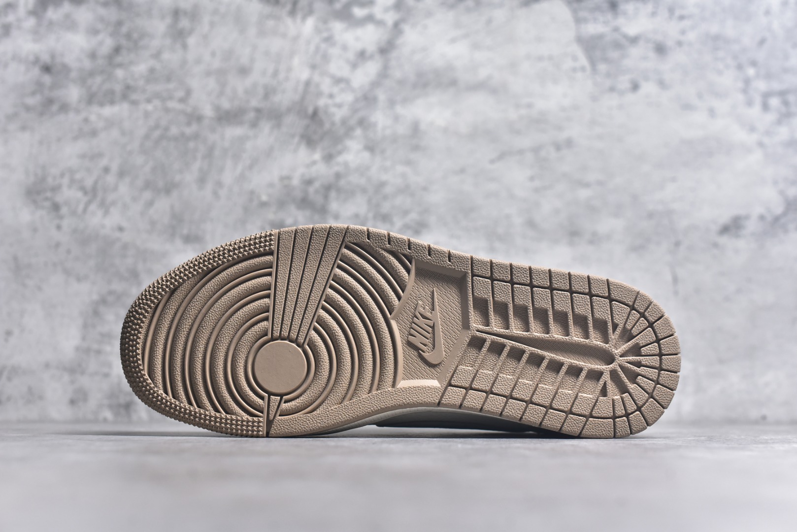 图片[6]-#Travis Scott x Fragment Design x Air Jordan 1 Low OG SP AJ1 乔1古驰联名 卡其牛仔布 低帮文化休闲板鞋 XS7089-603 #多方联名合作融合了Travis Scott 独特的音乐风格，藤原浩个性的设计风格以及Jordan品牌的经典元素 使其成为一双具有独特身份和价值的鞋子 清新而立体的外观加上联名标识更突出了其独特身份 这种配色方案显示出活力和时尚感 在视觉上引人注目 鞋身的质感和细腻的细节处理使其显得高端而格调十足 这款“倒钩”联名是设计与创意完美结合 融合多方的个性风格是一款备受瞩目的潮流鞋款 尺码：36 36.5 37.5 38 38.5 39 40 40.5 41 42 42.5 43 44 44.5 45 9.E5-选品中心