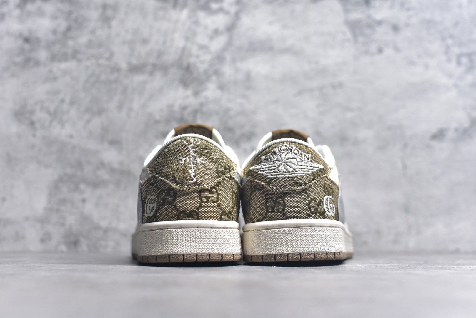 图片[5]-#Travis Scott x Fragment Design x Air Jordan 1 Low OG SP AJ1 乔1古驰联名 卡其牛仔布 低帮文化休闲板鞋 XS7089-603 #多方联名合作融合了Travis Scott 独特的音乐风格，藤原浩个性的设计风格以及Jordan品牌的经典元素 使其成为一双具有独特身份和价值的鞋子 清新而立体的外观加上联名标识更突出了其独特身份 这种配色方案显示出活力和时尚感 在视觉上引人注目 鞋身的质感和细腻的细节处理使其显得高端而格调十足 这款“倒钩”联名是设计与创意完美结合 融合多方的个性风格是一款备受瞩目的潮流鞋款 尺码：36 36.5 37.5 38 38.5 39 40 40.5 41 42 42.5 43 44 44.5 45 9.E5-选品中心