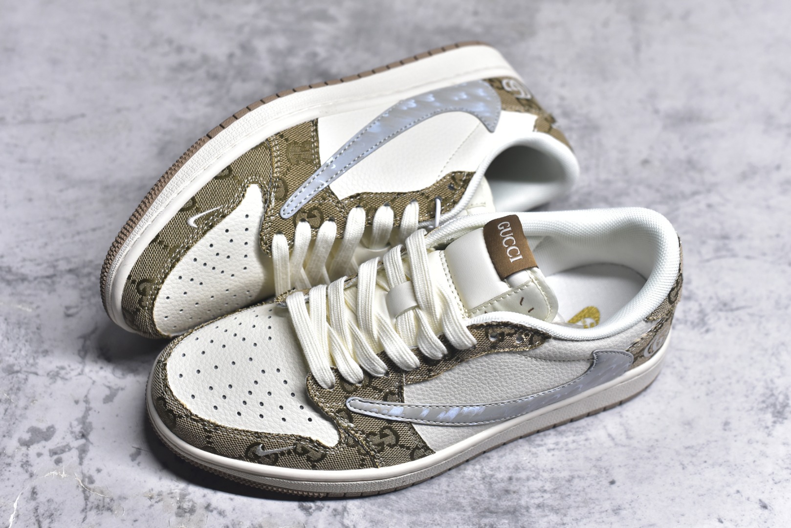 图片[7]-#Travis Scott x Fragment Design x Air Jordan 1 Low OG SP AJ1 乔1古驰联名 卡其牛仔布 低帮文化休闲板鞋 XS7089-603 #多方联名合作融合了Travis Scott 独特的音乐风格，藤原浩个性的设计风格以及Jordan品牌的经典元素 使其成为一双具有独特身份和价值的鞋子 清新而立体的外观加上联名标识更突出了其独特身份 这种配色方案显示出活力和时尚感 在视觉上引人注目 鞋身的质感和细腻的细节处理使其显得高端而格调十足 这款“倒钩”联名是设计与创意完美结合 融合多方的个性风格是一款备受瞩目的潮流鞋款 尺码：36 36.5 37.5 38 38.5 39 40 40.5 41 42 42.5 43 44 44.5 45 9.E5-选品中心