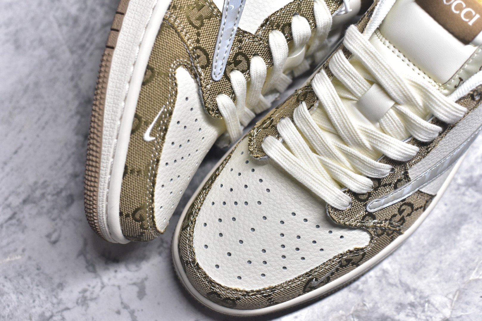 图片[8]-#Travis Scott x Fragment Design x Air Jordan 1 Low OG SP AJ1 乔1古驰联名 卡其牛仔布 低帮文化休闲板鞋 XS7089-603 #多方联名合作融合了Travis Scott 独特的音乐风格，藤原浩个性的设计风格以及Jordan品牌的经典元素 使其成为一双具有独特身份和价值的鞋子 清新而立体的外观加上联名标识更突出了其独特身份 这种配色方案显示出活力和时尚感 在视觉上引人注目 鞋身的质感和细腻的细节处理使其显得高端而格调十足 这款“倒钩”联名是设计与创意完美结合 融合多方的个性风格是一款备受瞩目的潮流鞋款 尺码：36 36.5 37.5 38 38.5 39 40 40.5 41 42 42.5 43 44 44.5 45 9.E5-选品中心