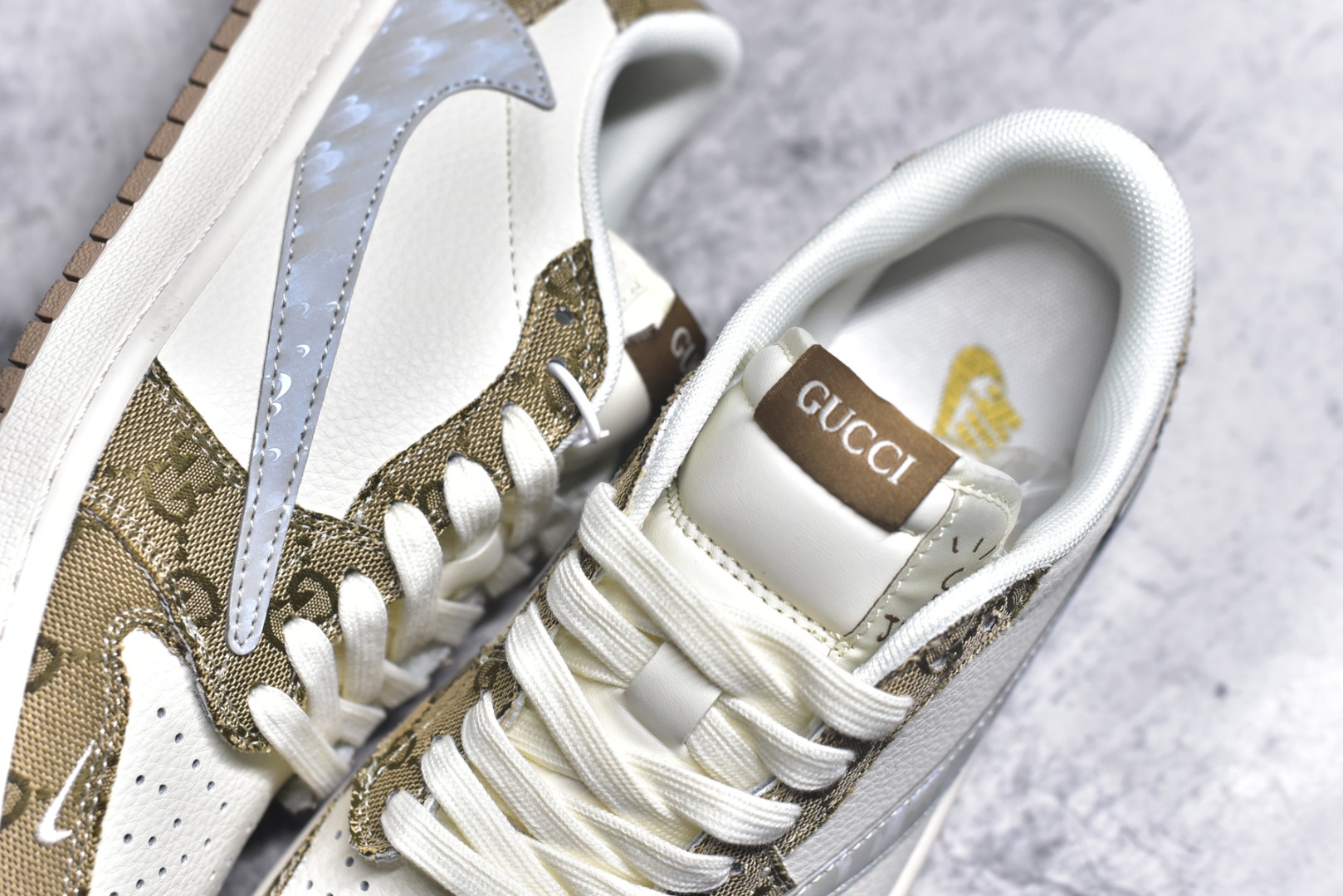 图片[9]-#Travis Scott x Fragment Design x Air Jordan 1 Low OG SP AJ1 乔1古驰联名 卡其牛仔布 低帮文化休闲板鞋 XS7089-603 #多方联名合作融合了Travis Scott 独特的音乐风格，藤原浩个性的设计风格以及Jordan品牌的经典元素 使其成为一双具有独特身份和价值的鞋子 清新而立体的外观加上联名标识更突出了其独特身份 这种配色方案显示出活力和时尚感 在视觉上引人注目 鞋身的质感和细腻的细节处理使其显得高端而格调十足 这款“倒钩”联名是设计与创意完美结合 融合多方的个性风格是一款备受瞩目的潮流鞋款 尺码：36 36.5 37.5 38 38.5 39 40 40.5 41 42 42.5 43 44 44.5 45 9.E5-选品中心