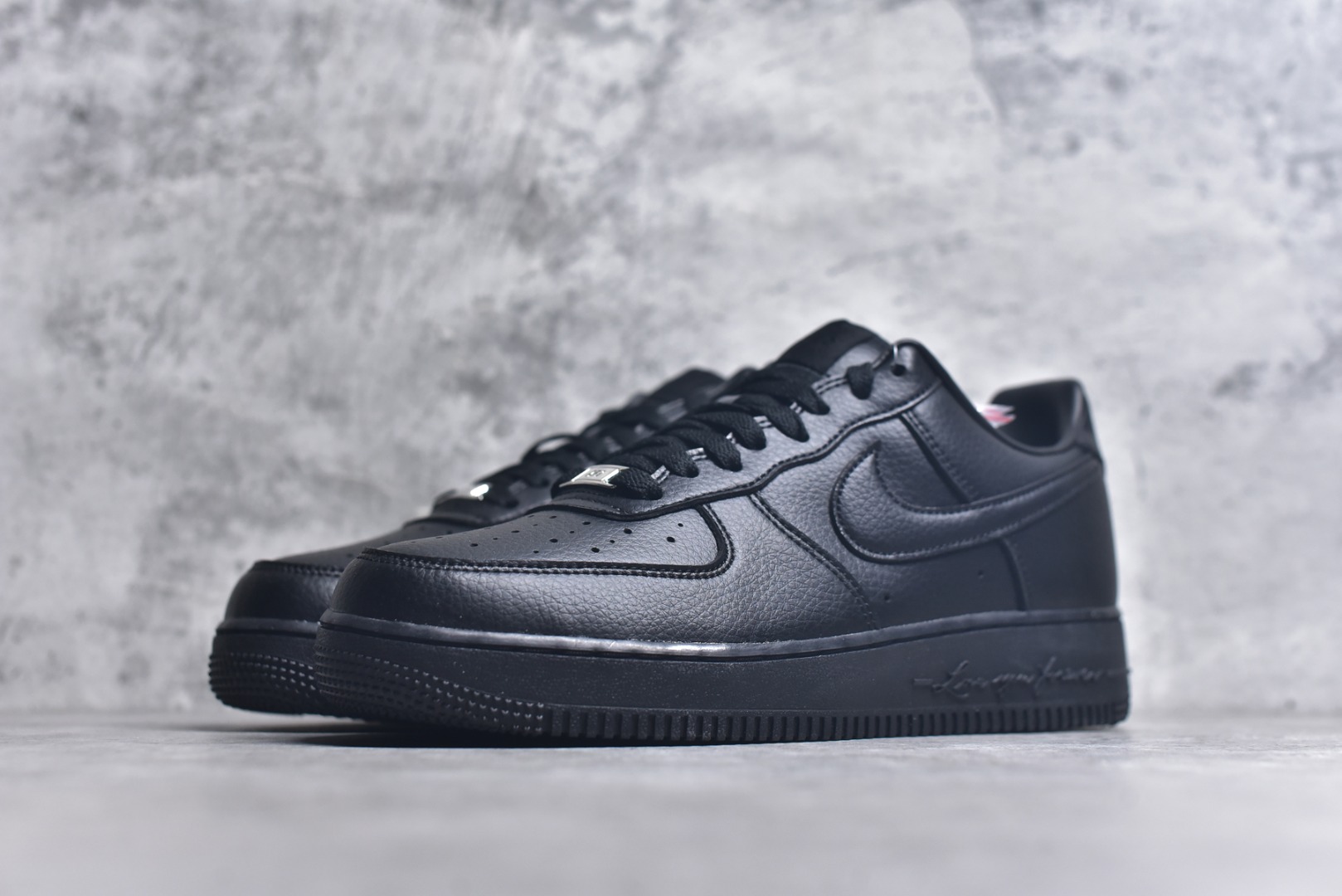 图片[2]-#NK Air Force 1´07 Low 空军一号低帮百搭休闲运动板鞋 CZ8065-001 顶级批次 2022全新楦头鞋型 鱼鳞大底 历时开发三个月 清洁度完美 二维码鞋标 内置芯片及solo气垫 大底高度及其弧度依照正品 钢印 logo刺绣 鞋口弧度 鞋头长度 鞋面冲孔 鞋垫背胶及钢印 完美鞋型对比正品 每一处都是细节满满 柔软、弹性十足的缓震性能和出色的中底设计 横跨复古与现代的外型结合 造就出风靡全球 三十多年的Force 1 直到今天还深受青睐 实拍调校N版已经零色差零失真 百分百还原实物色彩所见即所得 不存在货不对板色差等低级问题 选购参考实物拍摄 不混卖不参货 只用心做好货严格选品 承诺混一赔十 尺码：36 36.5 37.5 38 38.5 39 40 40.5 41 42 42.5 43 44 44.5 45-选品中心