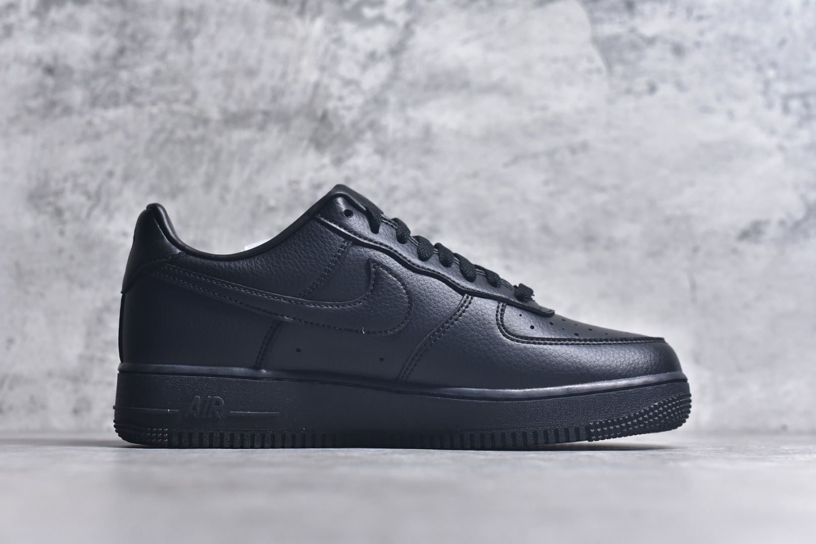 图片[3]-#NK Air Force 1´07 Low 空军一号低帮百搭休闲运动板鞋 CZ8065-001 顶级批次 2022全新楦头鞋型 鱼鳞大底 历时开发三个月 清洁度完美 二维码鞋标 内置芯片及solo气垫 大底高度及其弧度依照正品 钢印 logo刺绣 鞋口弧度 鞋头长度 鞋面冲孔 鞋垫背胶及钢印 完美鞋型对比正品 每一处都是细节满满 柔软、弹性十足的缓震性能和出色的中底设计 横跨复古与现代的外型结合 造就出风靡全球 三十多年的Force 1 直到今天还深受青睐 实拍调校N版已经零色差零失真 百分百还原实物色彩所见即所得 不存在货不对板色差等低级问题 选购参考实物拍摄 不混卖不参货 只用心做好货严格选品 承诺混一赔十 尺码：36 36.5 37.5 38 38.5 39 40 40.5 41 42 42.5 43 44 44.5 45-选品中心
