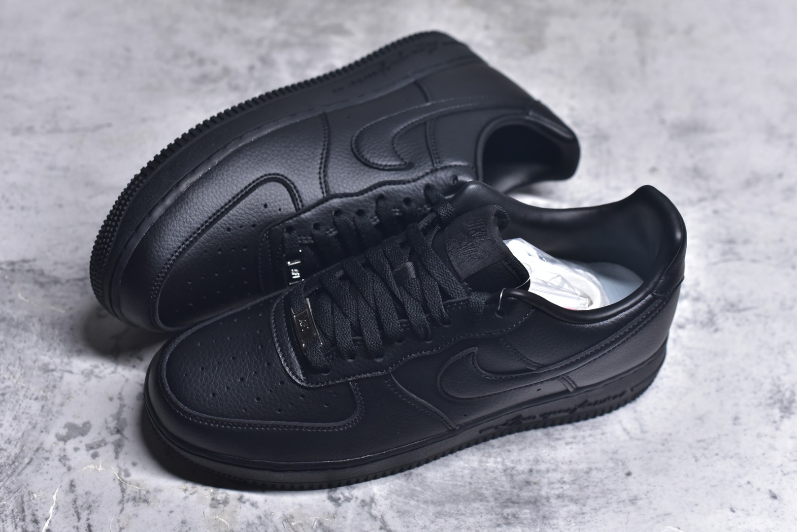 图片[7]-#NK Air Force 1´07 Low 空军一号低帮百搭休闲运动板鞋 CZ8065-001 顶级批次 2022全新楦头鞋型 鱼鳞大底 历时开发三个月 清洁度完美 二维码鞋标 内置芯片及solo气垫 大底高度及其弧度依照正品 钢印 logo刺绣 鞋口弧度 鞋头长度 鞋面冲孔 鞋垫背胶及钢印 完美鞋型对比正品 每一处都是细节满满 柔软、弹性十足的缓震性能和出色的中底设计 横跨复古与现代的外型结合 造就出风靡全球 三十多年的Force 1 直到今天还深受青睐 实拍调校N版已经零色差零失真 百分百还原实物色彩所见即所得 不存在货不对板色差等低级问题 选购参考实物拍摄 不混卖不参货 只用心做好货严格选品 承诺混一赔十 尺码：36 36.5 37.5 38 38.5 39 40 40.5 41 42 42.5 43 44 44.5 45-选品中心