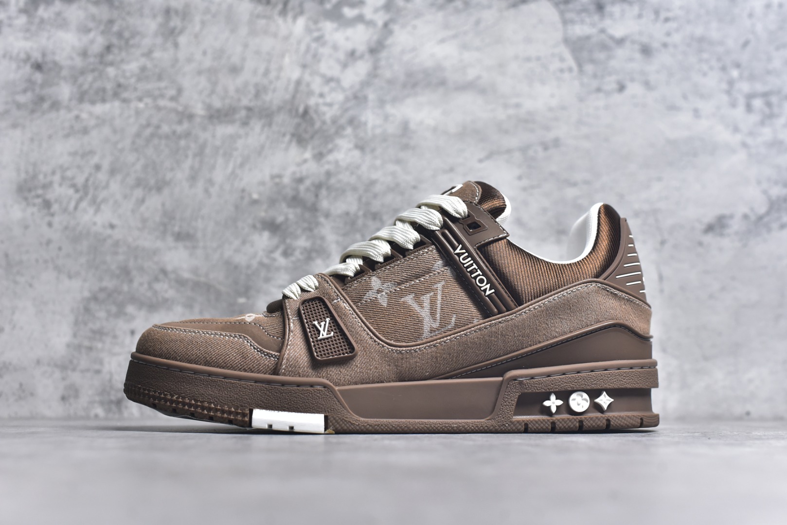 #驴家LV Trainer 原版完美楦型 东莞大厂出产 品控胜过市面百分之95 原版正确TPU大底 标准原版大底克重152k 独家底磨 实物到手质感重量完全区别与市面版本。 开发费5w+ 质感媲美原版 密集度超高 区别于同行色泽质感 意大利进口头层一刀切小牛皮 皮料厚实度韧性高于市面 原版垫脚聚米微料加透气英伦网布 都是按正品一比一打造开发 不偷半点料 不掺半点假 细节原版一致 可对比 全包套原版包装配件 目前市面一梯队级别 ⚠市场太杂请注意混卖版本 可区别材料 版型 质感 包装配件 一切肉眼可见的细节。 尺码男鞋 39 40 41 42 43 44 45 46-选品中心