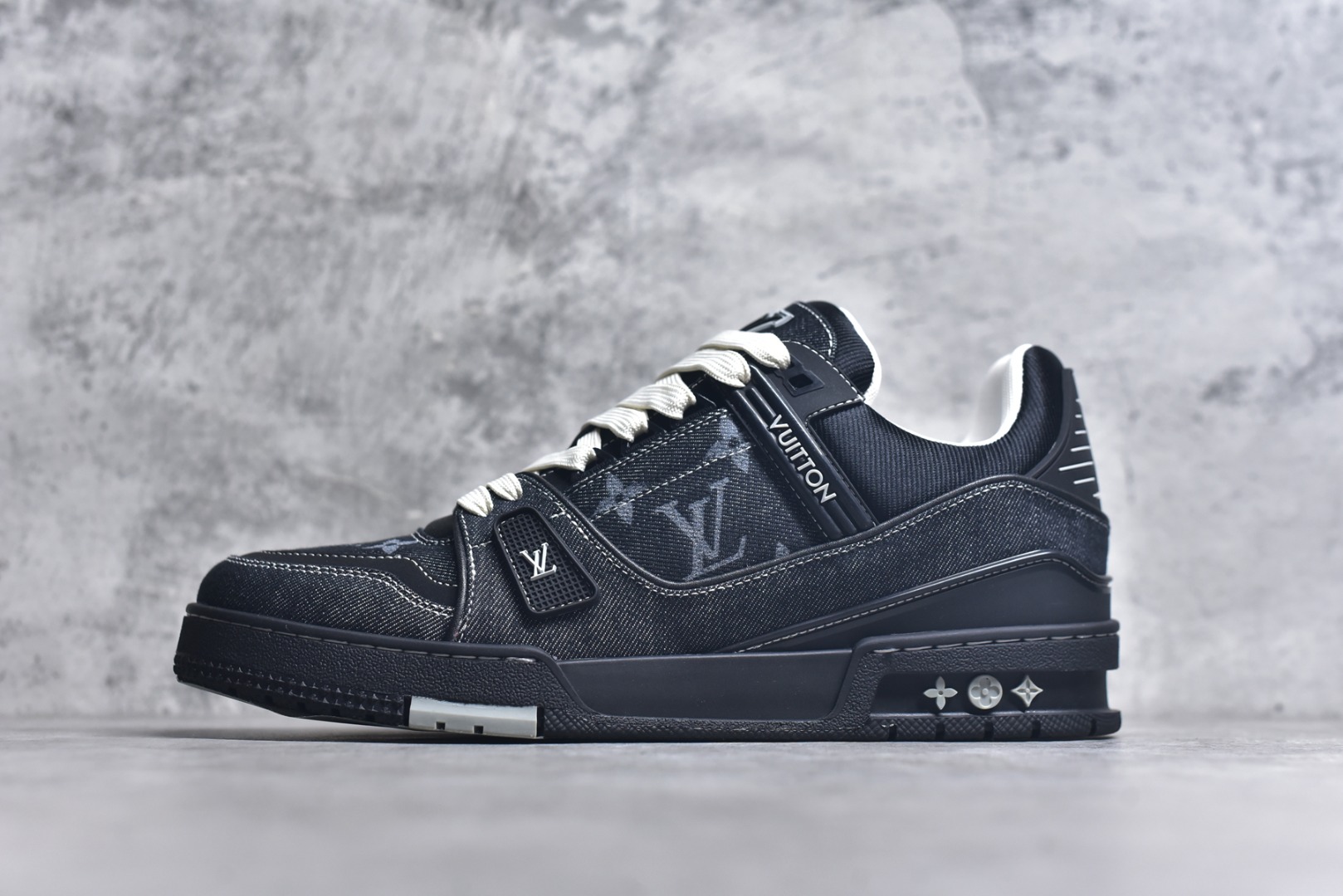 #驴家LV Trainer 原版完美楦型 东莞大厂出产 品控胜过市面百分之95 原版正确TPU大底 标准原版大底克重152k 独家底磨 实物到手质感重量完全区别与市面版本。 开发费5w+ 质感媲美原版 密集度超高 区别于同行色泽质感 意大利进口头层一刀切小牛皮 皮料厚实度韧性高于市面 原版垫脚聚米微料加透气英伦网布 都是按正品一比一打造开发 不偷半点料 不掺半点假 细节原版一致 可对比 全包套原版包装配件 目前市面一梯队级别 ⚠市场太杂请注意混卖版本 可区别材料 版型 质感 包装配件 一切肉眼可见的细节。 尺码男鞋 39 40 41 42 43 44 45 46-选品中心