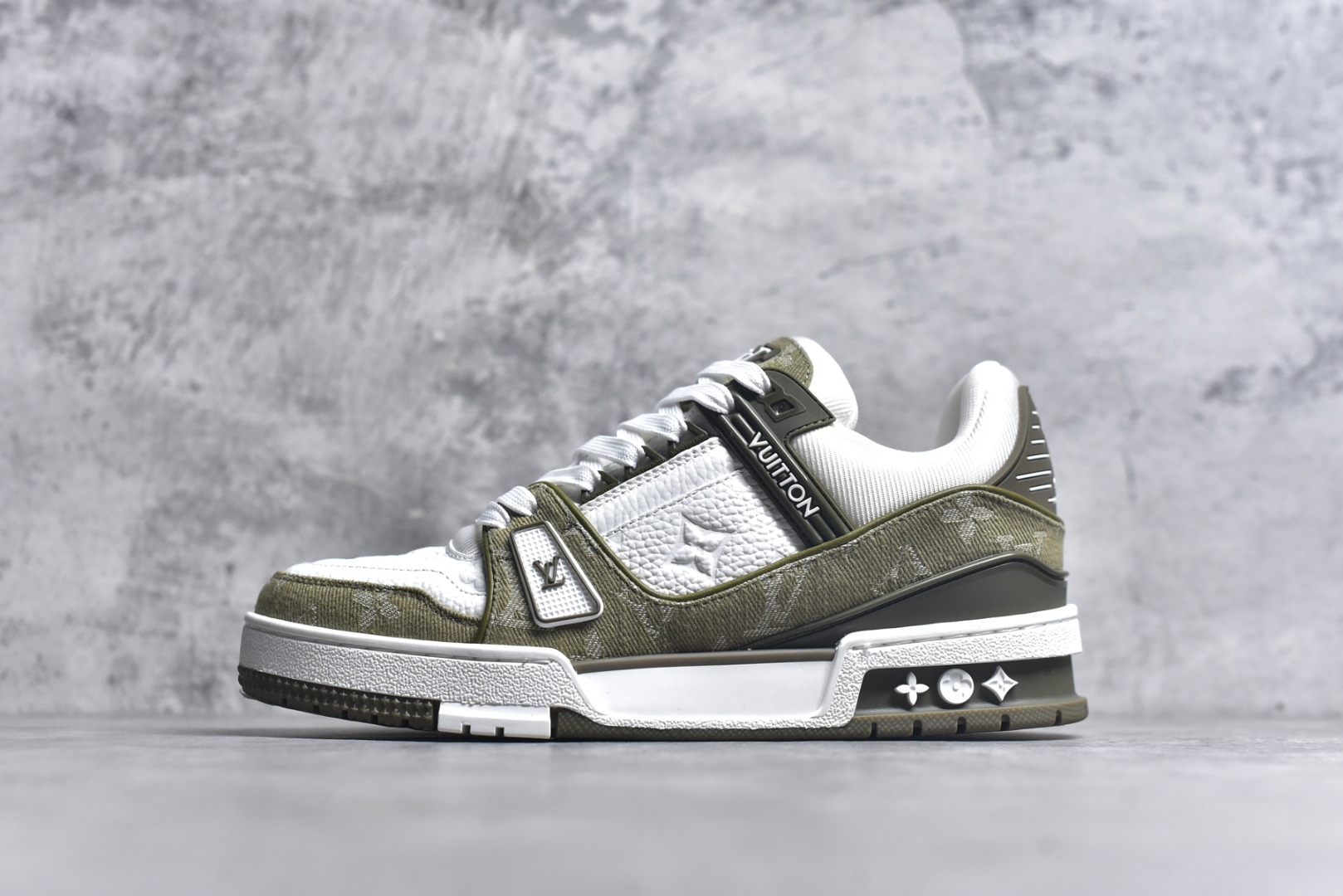 #驴家LV Trainer 原版完美楦型 东莞大厂出产 品控胜过市面百分之95 原版正确TPU大底 标准原版大底克重152k 独家底磨 实物到手质感重量完全区别与市面版本。 开发费5w+ 质感媲美原版 密集度超高 区别于同行色泽质感 意大利进口头层一刀切小牛皮 皮料厚实度韧性高于市面 原版垫脚聚米微料加透气英伦网布 都是按正品一比一打造开发 不偷半点料 不掺半点假 细节原版一致 可对比 全包套原版包装配件 目前市面一梯队级别 ⚠市场太杂请注意混卖版本 可区别材料 版型 质感 包装配件 一切肉眼可见的细节。 尺码男鞋 39 40 41 42 43 44 45 46-选品中心