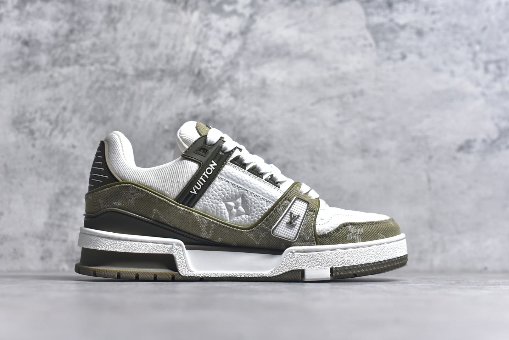 图片[3]-#驴家LV Trainer 原版完美楦型 东莞大厂出产 品控胜过市面百分之95 原版正确TPU大底 标准原版大底克重152k 独家底磨 实物到手质感重量完全区别与市面版本。 开发费5w+ 质感媲美原版 密集度超高 区别于同行色泽质感 意大利进口头层一刀切小牛皮 皮料厚实度韧性高于市面 原版垫脚聚米微料加透气英伦网布 都是按正品一比一打造开发 不偷半点料 不掺半点假 细节原版一致 可对比 全包套原版包装配件 目前市面一梯队级别 ⚠市场太杂请注意混卖版本 可区别材料 版型 质感 包装配件 一切肉眼可见的细节。 尺码男鞋 39 40 41 42 43 44 45 46-选品中心