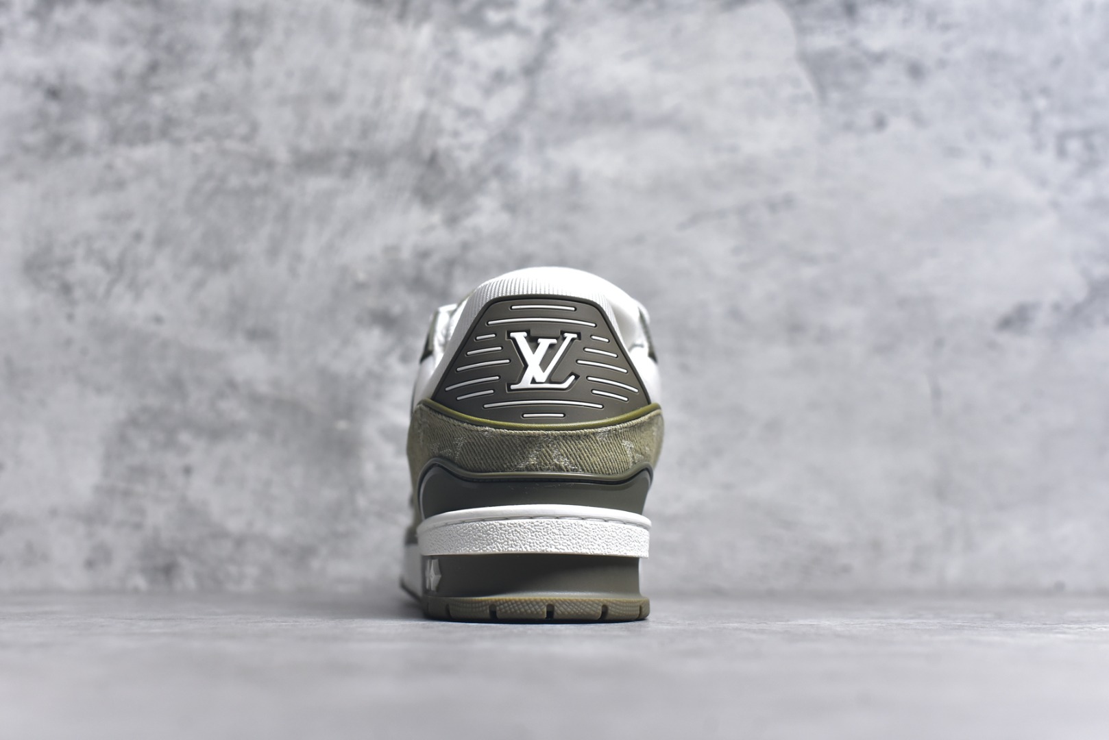 图片[5]-#驴家LV Trainer 原版完美楦型 东莞大厂出产 品控胜过市面百分之95 原版正确TPU大底 标准原版大底克重152k 独家底磨 实物到手质感重量完全区别与市面版本。 开发费5w+ 质感媲美原版 密集度超高 区别于同行色泽质感 意大利进口头层一刀切小牛皮 皮料厚实度韧性高于市面 原版垫脚聚米微料加透气英伦网布 都是按正品一比一打造开发 不偷半点料 不掺半点假 细节原版一致 可对比 全包套原版包装配件 目前市面一梯队级别 ⚠市场太杂请注意混卖版本 可区别材料 版型 质感 包装配件 一切肉眼可见的细节。 尺码男鞋 39 40 41 42 43 44 45 46-选品中心