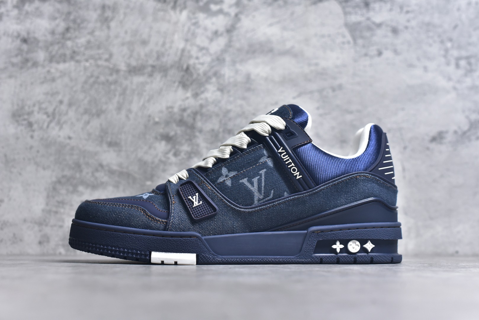 #驴家LV Trainer 原版完美楦型 东莞大厂出产 品控胜过市面百分之95 原版正确TPU大底 标准原版大底克重152k 独家底磨 实物到手质感重量完全区别与市面版本。 开发费5w+ 质感媲美原版 密集度超高 区别于同行色泽质感 意大利进口头层一刀切小牛皮 皮料厚实度韧性高于市面 原版垫脚聚米微料加透气英伦网布 都是按正品一比一打造开发 不偷半点料 不掺半点假 细节原版一致 可对比 全包套原版包装配件 目前市面一梯队级别 ⚠市场太杂请注意混卖版本 可区别材料 版型 质感 包装配件 一切肉眼可见的细节。 尺码男鞋 39 40 41 42 43 44 45 46-选品中心