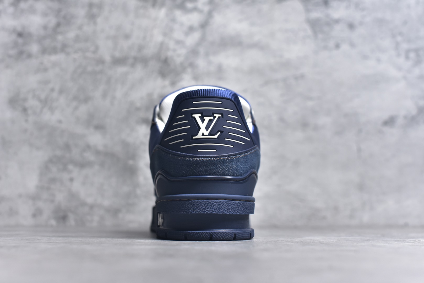 图片[5]-#驴家LV Trainer 原版完美楦型 东莞大厂出产 品控胜过市面百分之95 原版正确TPU大底 标准原版大底克重152k 独家底磨 实物到手质感重量完全区别与市面版本。 开发费5w+ 质感媲美原版 密集度超高 区别于同行色泽质感 意大利进口头层一刀切小牛皮 皮料厚实度韧性高于市面 原版垫脚聚米微料加透气英伦网布 都是按正品一比一打造开发 不偷半点料 不掺半点假 细节原版一致 可对比 全包套原版包装配件 目前市面一梯队级别 ⚠市场太杂请注意混卖版本 可区别材料 版型 质感 包装配件 一切肉眼可见的细节。 尺码男鞋 39 40 41 42 43 44 45 46-选品中心