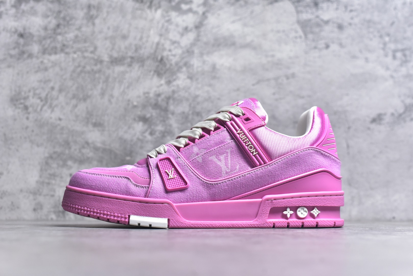 #驴家LV Trainer 原版完美楦型 东莞大厂出产 品控胜过市面百分之95 原版正确TPU大底 标准原版大底克重152k 独家底磨 实物到手质感重量完全区别与市面版本。 开发费5w+ 质感媲美原版 密集度超高 区别于同行色泽质感 意大利进口头层一刀切小牛皮 皮料厚实度韧性高于市面 原版垫脚聚米微料加透气英伦网布 都是按正品一比一打造开发 不偷半点料 不掺半点假 细节原版一致 可对比 全包套原版包装配件 目前市面一梯队级别 ⚠市场太杂请注意混卖版本 可区别材料 版型 质感 包装配件 一切肉眼可见的细节。 尺码女男鞋 35 36 37 38 39 40 41 42 43 44 45 46-选品中心