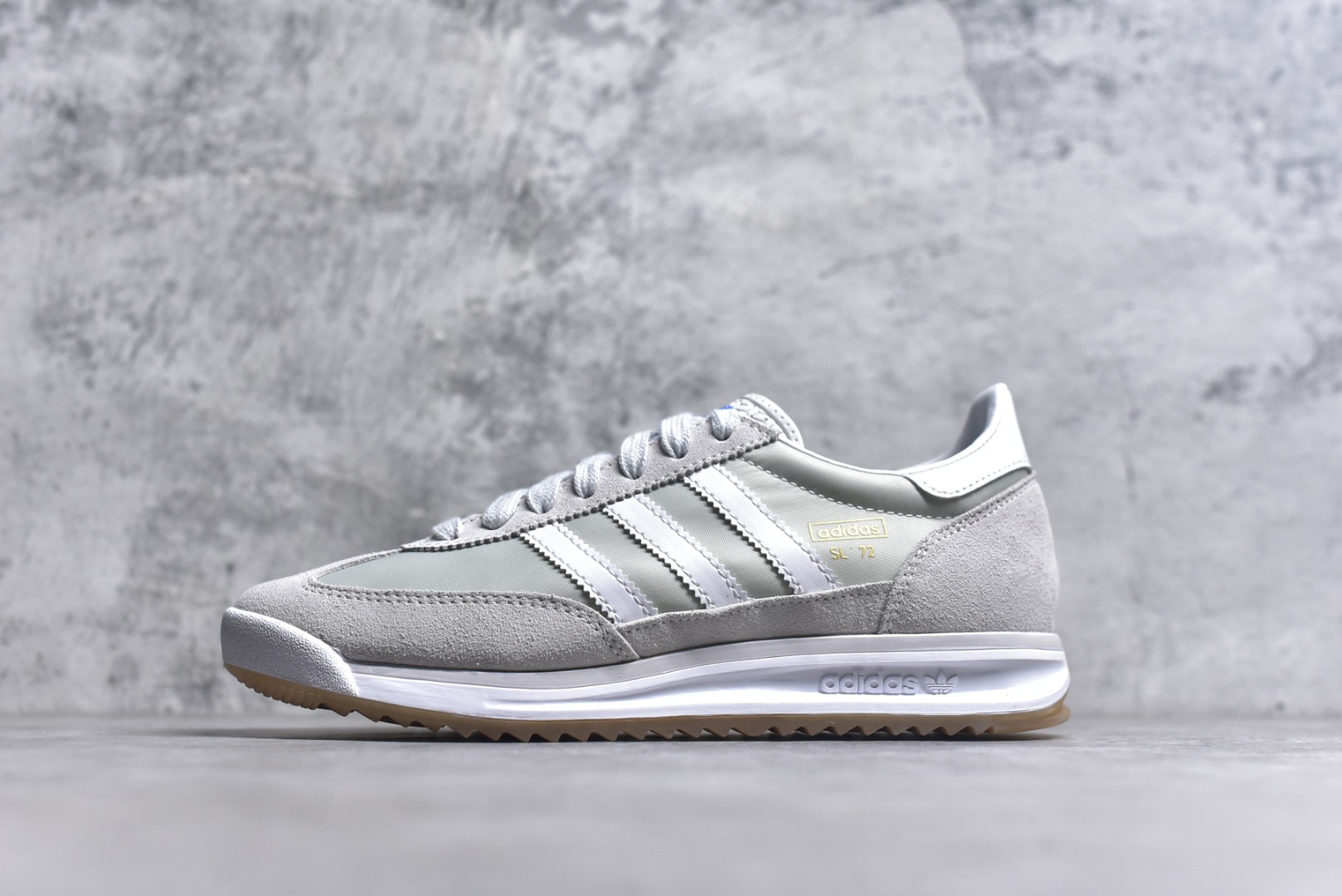 #AD Wmns SL72 OG 系列德训足球风百搭低帮休闲运动板鞋 JI1281 采用高弹EVA+MODEL+RB三层组合底 区别市面RB一体大底 三层组合鞋底重量与原鞋一致 Originals 将有「T 头鞋」造型的诞生于 1972 年的 SL72 鞋款复刻带回 各位买鞋又有新选择了 1972 年 SL72 问世后 引领了后来阿迪达斯的跑鞋发展方向 其中「SL」代表了 Super Light 彰显了产品轻便的特性 1972 年 SL72 问世后 引领了后来阿迪达斯的跑鞋发展方向 其中「SL」代表了 Super Light 彰显了产品轻便的特性 这次 Originals 延续其轻质经典的基因 带来男女两款 SL72 男生款带来 SL72 RS 鞋型 RS 意为 Reshaped（重塑）鞋款在保留了经典的外观基础上 在尼龙材质里增加了填充物 使鞋型更加挺立和饱满 鞋头则更加圆润 鞋底的 EVA 材质则增加了鞋款的高度 女生款则带来 SL72 OG W 鞋型 OG 顾名思义则是致敬经典款式 相较于 RS（Reshaped）鞋款 鞋身更加纤细 其整体鞋身轮廓、线条、细节、材质上尊崇 70 年代 SL72 的设计 还原经典味道 尺码：35.5 36 36⅔ 37⅓ 38 38⅔ 39⅓ 40 40⅔ 41⅓ 42 42⅔ 43⅓ 44 44⅔ 45-选品中心