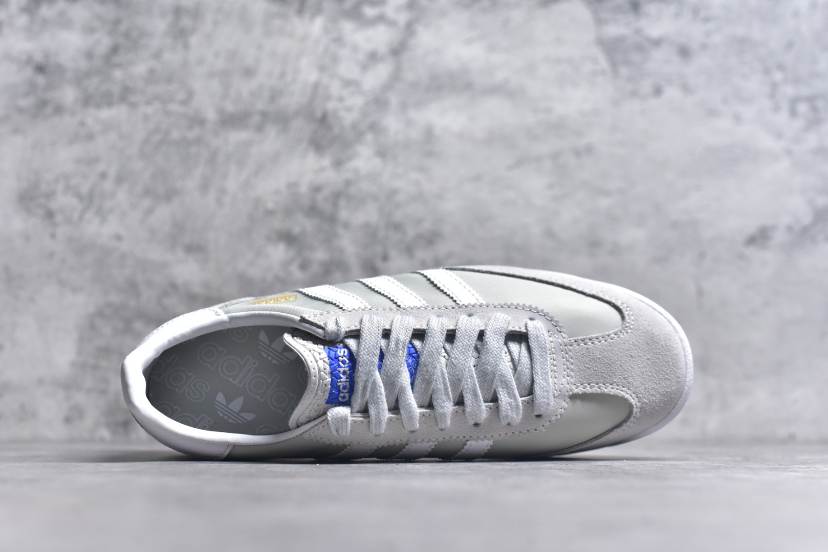 图片[4]-#AD Wmns SL72 OG 系列德训足球风百搭低帮休闲运动板鞋 JI1281 采用高弹EVA+MODEL+RB三层组合底 区别市面RB一体大底 三层组合鞋底重量与原鞋一致 Originals 将有「T 头鞋」造型的诞生于 1972 年的 SL72 鞋款复刻带回 各位买鞋又有新选择了 1972 年 SL72 问世后 引领了后来阿迪达斯的跑鞋发展方向 其中「SL」代表了 Super Light 彰显了产品轻便的特性 1972 年 SL72 问世后 引领了后来阿迪达斯的跑鞋发展方向 其中「SL」代表了 Super Light 彰显了产品轻便的特性 这次 Originals 延续其轻质经典的基因 带来男女两款 SL72 男生款带来 SL72 RS 鞋型 RS 意为 Reshaped（重塑）鞋款在保留了经典的外观基础上 在尼龙材质里增加了填充物 使鞋型更加挺立和饱满 鞋头则更加圆润 鞋底的 EVA 材质则增加了鞋款的高度 女生款则带来 SL72 OG W 鞋型 OG 顾名思义则是致敬经典款式 相较于 RS（Reshaped）鞋款 鞋身更加纤细 其整体鞋身轮廓、线条、细节、材质上尊崇 70 年代 SL72 的设计 还原经典味道 尺码：35.5 36 36⅔ 37⅓ 38 38⅔ 39⅓ 40 40⅔ 41⅓ 42 42⅔ 43⅓ 44 44⅔ 45-选品中心