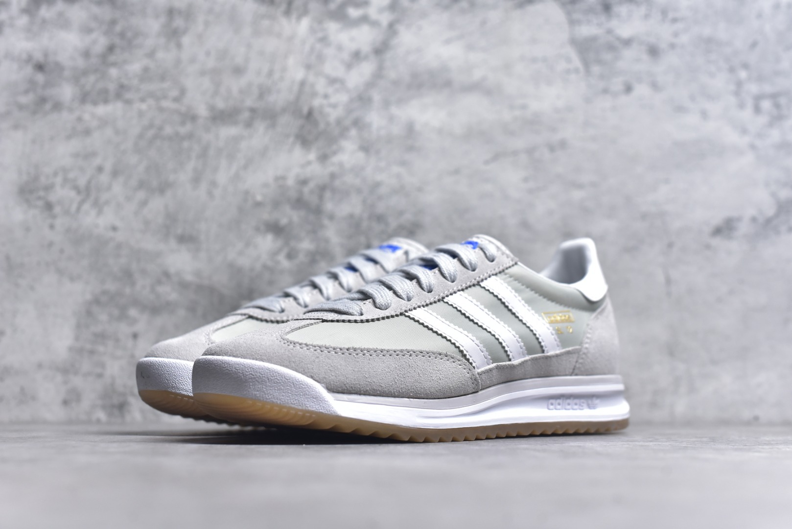 图片[2]-#AD Wmns SL72 OG 系列德训足球风百搭低帮休闲运动板鞋 JI1281 采用高弹EVA+MODEL+RB三层组合底 区别市面RB一体大底 三层组合鞋底重量与原鞋一致 Originals 将有「T 头鞋」造型的诞生于 1972 年的 SL72 鞋款复刻带回 各位买鞋又有新选择了 1972 年 SL72 问世后 引领了后来阿迪达斯的跑鞋发展方向 其中「SL」代表了 Super Light 彰显了产品轻便的特性 1972 年 SL72 问世后 引领了后来阿迪达斯的跑鞋发展方向 其中「SL」代表了 Super Light 彰显了产品轻便的特性 这次 Originals 延续其轻质经典的基因 带来男女两款 SL72 男生款带来 SL72 RS 鞋型 RS 意为 Reshaped（重塑）鞋款在保留了经典的外观基础上 在尼龙材质里增加了填充物 使鞋型更加挺立和饱满 鞋头则更加圆润 鞋底的 EVA 材质则增加了鞋款的高度 女生款则带来 SL72 OG W 鞋型 OG 顾名思义则是致敬经典款式 相较于 RS（Reshaped）鞋款 鞋身更加纤细 其整体鞋身轮廓、线条、细节、材质上尊崇 70 年代 SL72 的设计 还原经典味道 尺码：35.5 36 36⅔ 37⅓ 38 38⅔ 39⅓ 40 40⅔ 41⅓ 42 42⅔ 43⅓ 44 44⅔ 45-选品中心
