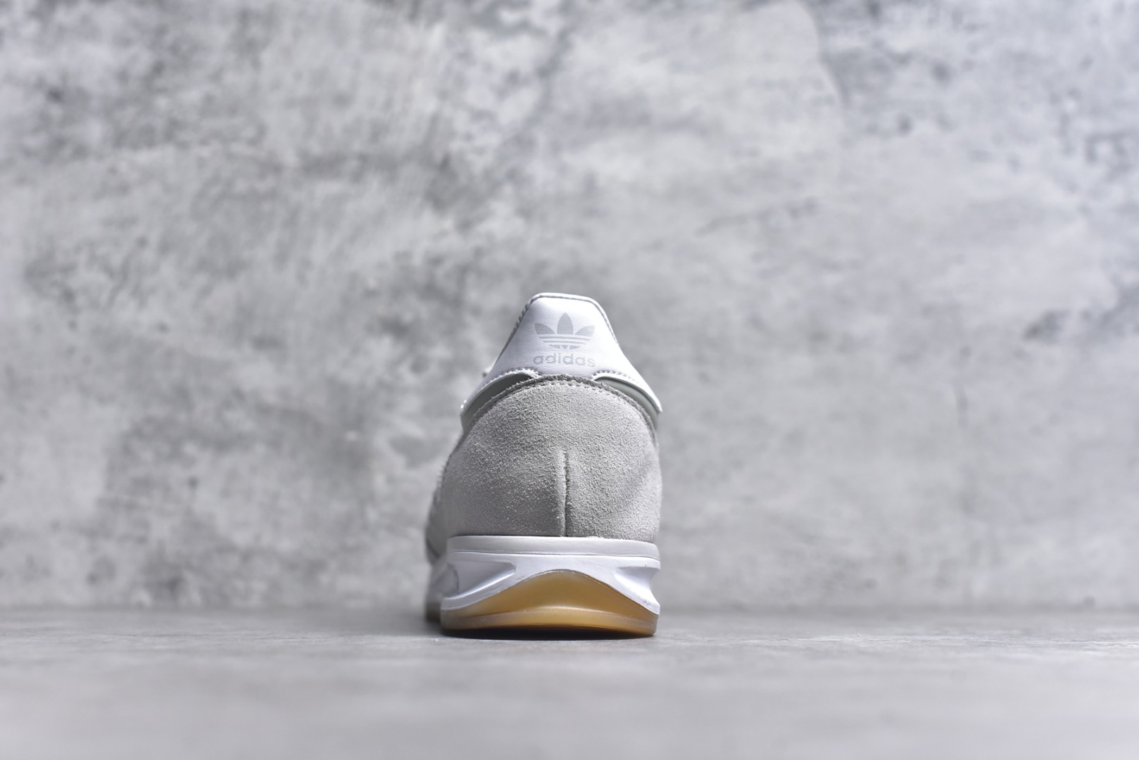 图片[5]-#AD Wmns SL72 OG 系列德训足球风百搭低帮休闲运动板鞋 JI1281 采用高弹EVA+MODEL+RB三层组合底 区别市面RB一体大底 三层组合鞋底重量与原鞋一致 Originals 将有「T 头鞋」造型的诞生于 1972 年的 SL72 鞋款复刻带回 各位买鞋又有新选择了 1972 年 SL72 问世后 引领了后来阿迪达斯的跑鞋发展方向 其中「SL」代表了 Super Light 彰显了产品轻便的特性 1972 年 SL72 问世后 引领了后来阿迪达斯的跑鞋发展方向 其中「SL」代表了 Super Light 彰显了产品轻便的特性 这次 Originals 延续其轻质经典的基因 带来男女两款 SL72 男生款带来 SL72 RS 鞋型 RS 意为 Reshaped（重塑）鞋款在保留了经典的外观基础上 在尼龙材质里增加了填充物 使鞋型更加挺立和饱满 鞋头则更加圆润 鞋底的 EVA 材质则增加了鞋款的高度 女生款则带来 SL72 OG W 鞋型 OG 顾名思义则是致敬经典款式 相较于 RS（Reshaped）鞋款 鞋身更加纤细 其整体鞋身轮廓、线条、细节、材质上尊崇 70 年代 SL72 的设计 还原经典味道 尺码：35.5 36 36⅔ 37⅓ 38 38⅔ 39⅓ 40 40⅔ 41⅓ 42 42⅔ 43⅓ 44 44⅔ 45-选品中心