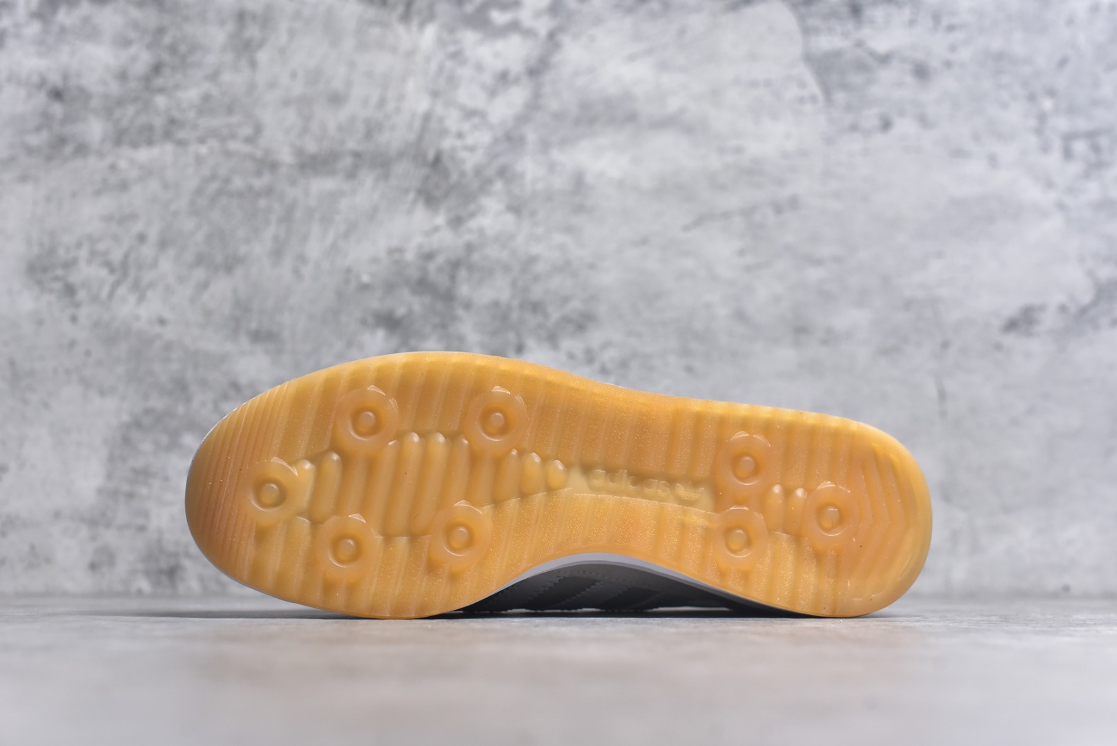 图片[6]-#AD Wmns SL72 OG 系列德训足球风百搭低帮休闲运动板鞋 JI1281 采用高弹EVA+MODEL+RB三层组合底 区别市面RB一体大底 三层组合鞋底重量与原鞋一致 Originals 将有「T 头鞋」造型的诞生于 1972 年的 SL72 鞋款复刻带回 各位买鞋又有新选择了 1972 年 SL72 问世后 引领了后来阿迪达斯的跑鞋发展方向 其中「SL」代表了 Super Light 彰显了产品轻便的特性 1972 年 SL72 问世后 引领了后来阿迪达斯的跑鞋发展方向 其中「SL」代表了 Super Light 彰显了产品轻便的特性 这次 Originals 延续其轻质经典的基因 带来男女两款 SL72 男生款带来 SL72 RS 鞋型 RS 意为 Reshaped（重塑）鞋款在保留了经典的外观基础上 在尼龙材质里增加了填充物 使鞋型更加挺立和饱满 鞋头则更加圆润 鞋底的 EVA 材质则增加了鞋款的高度 女生款则带来 SL72 OG W 鞋型 OG 顾名思义则是致敬经典款式 相较于 RS（Reshaped）鞋款 鞋身更加纤细 其整体鞋身轮廓、线条、细节、材质上尊崇 70 年代 SL72 的设计 还原经典味道 尺码：35.5 36 36⅔ 37⅓ 38 38⅔ 39⅓ 40 40⅔ 41⅓ 42 42⅔ 43⅓ 44 44⅔ 45-选品中心