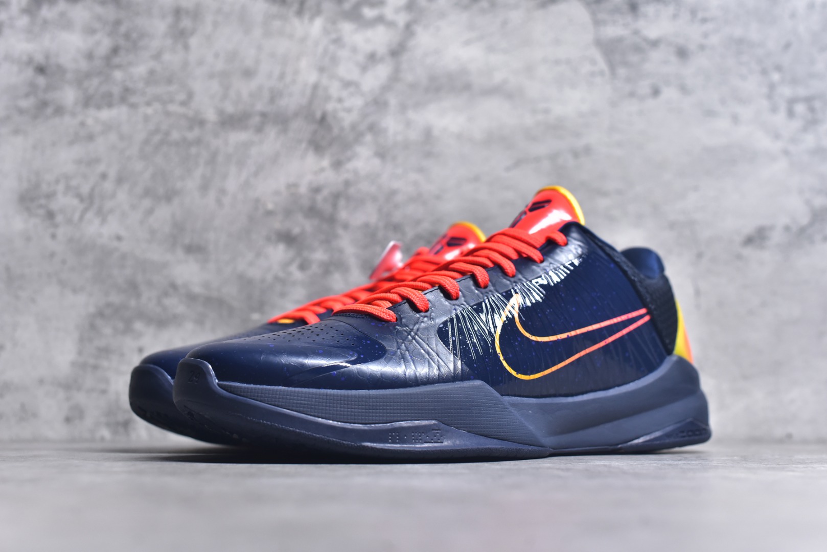 图片[2]-#灭世/Max Caitlin Clark x Nike Kobe 5 Protro “Indiana Fever” 科比5代克拉克森联名蓝色 IM3207-400 灭世海外球员版 搭载最高工艺标准 版型 外观 细节 用料 不同于市场主流货品 拒绝杀猪套牌纯原套路 欢迎对比品鉴 外观升级点：鞋头冲孔 后跟海绵填充 飞线质感 碳板纹理 纸板对位 悉数升级对标ZP 用料升级点：前掌气垫➕后掌马蹄zoom（增配）澎湃脚感 完美解决正品后掌泡棉衰减问题 版型尺码升级：海外球员版 前掌包裹提升 尺码增加US13 47.5码 适配 职业球员 灭世纯原海外球员版『质 价 比』拉满 拳打杀猪纯原 脚踢一眼假通货 高端外贸渠道口碑爆炸 尺码：39 40 40.5 41 42 42.5 43 44 44.5 45 46 47.5-选品中心