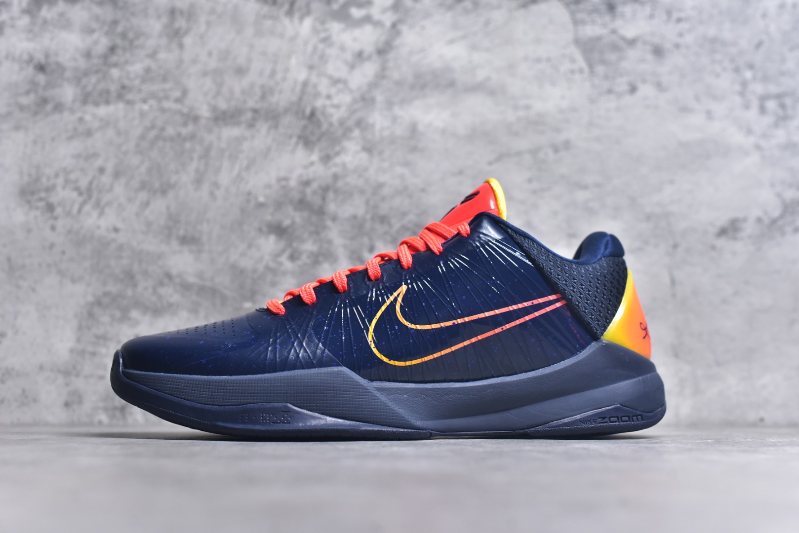 #灭世/Max Caitlin Clark x Nike Kobe 5 Protro “Indiana Fever” 科比5代克拉克森联名蓝色 IM3207-400 灭世海外球员版 搭载最高工艺标准 版型 外观 细节 用料 不同于市场主流货品 拒绝杀猪套牌纯原套路 欢迎对比品鉴 外观升级点：鞋头冲孔 后跟海绵填充 飞线质感 碳板纹理 纸板对位 悉数升级对标ZP 用料升级点：前掌气垫➕后掌马蹄zoom（增配）澎湃脚感 完美解决正品后掌泡棉衰减问题 版型尺码升级：海外球员版 前掌包裹提升 尺码增加US13 47.5码 适配 职业球员 灭世纯原海外球员版『质 价 比』拉满 拳打杀猪纯原 脚踢一眼假通货 高端外贸渠道口碑爆炸 尺码：39 40 40.5 41 42 42.5 43 44 44.5 45 46 47.5-选品中心