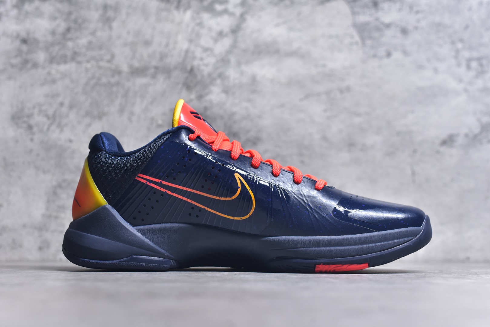 图片[3]-#灭世/Max Caitlin Clark x Nike Kobe 5 Protro “Indiana Fever” 科比5代克拉克森联名蓝色 IM3207-400 灭世海外球员版 搭载最高工艺标准 版型 外观 细节 用料 不同于市场主流货品 拒绝杀猪套牌纯原套路 欢迎对比品鉴 外观升级点：鞋头冲孔 后跟海绵填充 飞线质感 碳板纹理 纸板对位 悉数升级对标ZP 用料升级点：前掌气垫➕后掌马蹄zoom（增配）澎湃脚感 完美解决正品后掌泡棉衰减问题 版型尺码升级：海外球员版 前掌包裹提升 尺码增加US13 47.5码 适配 职业球员 灭世纯原海外球员版『质 价 比』拉满 拳打杀猪纯原 脚踢一眼假通货 高端外贸渠道口碑爆炸 尺码：39 40 40.5 41 42 42.5 43 44 44.5 45 46 47.5-选品中心