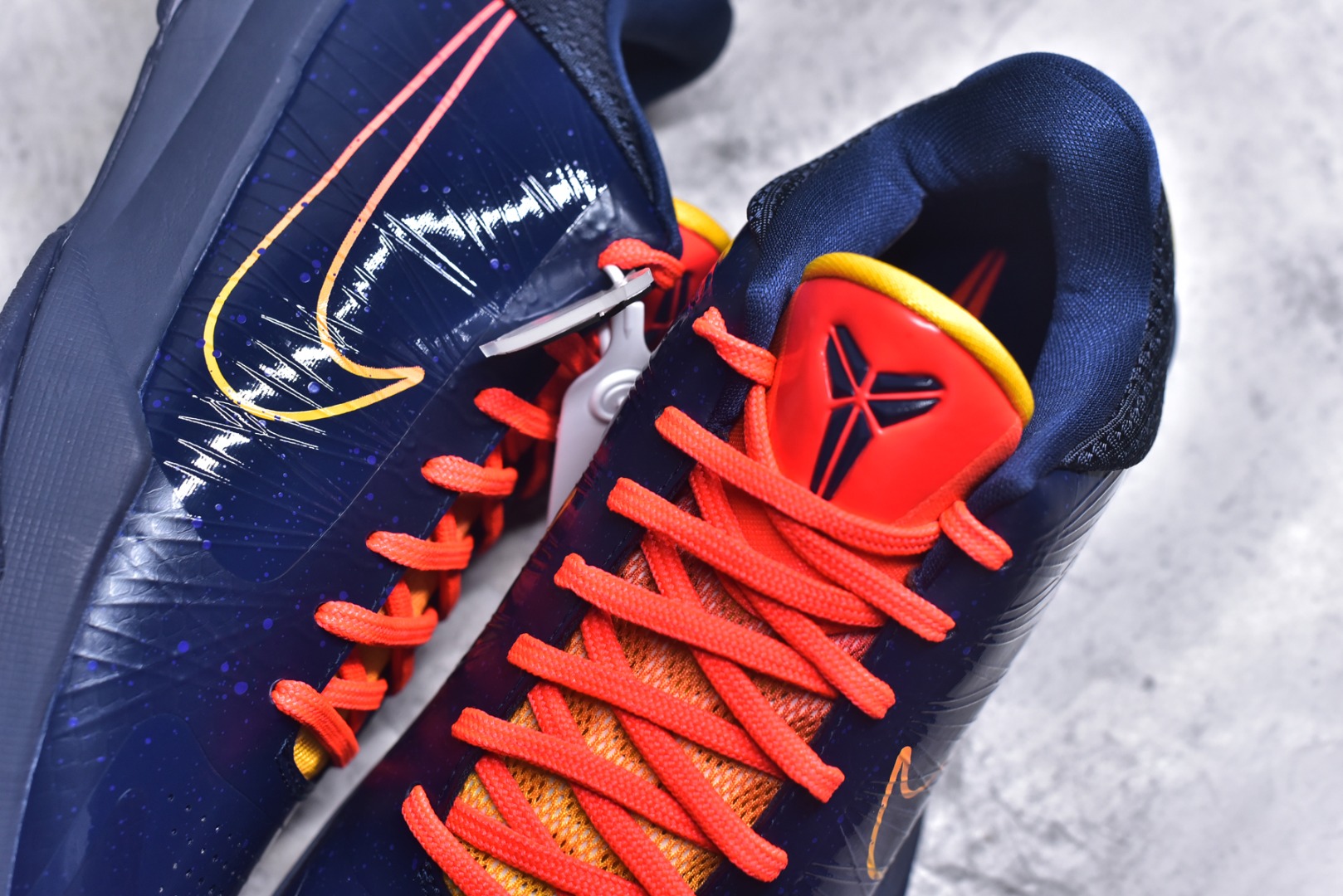 图片[9]-#灭世/Max Caitlin Clark x Nike Kobe 5 Protro “Indiana Fever” 科比5代克拉克森联名蓝色 IM3207-400 灭世海外球员版 搭载最高工艺标准 版型 外观 细节 用料 不同于市场主流货品 拒绝杀猪套牌纯原套路 欢迎对比品鉴 外观升级点：鞋头冲孔 后跟海绵填充 飞线质感 碳板纹理 纸板对位 悉数升级对标ZP 用料升级点：前掌气垫➕后掌马蹄zoom（增配）澎湃脚感 完美解决正品后掌泡棉衰减问题 版型尺码升级：海外球员版 前掌包裹提升 尺码增加US13 47.5码 适配 职业球员 灭世纯原海外球员版『质 价 比』拉满 拳打杀猪纯原 脚踢一眼假通货 高端外贸渠道口碑爆炸 尺码：39 40 40.5 41 42 42.5 43 44 44.5 45 46 47.5-选品中心