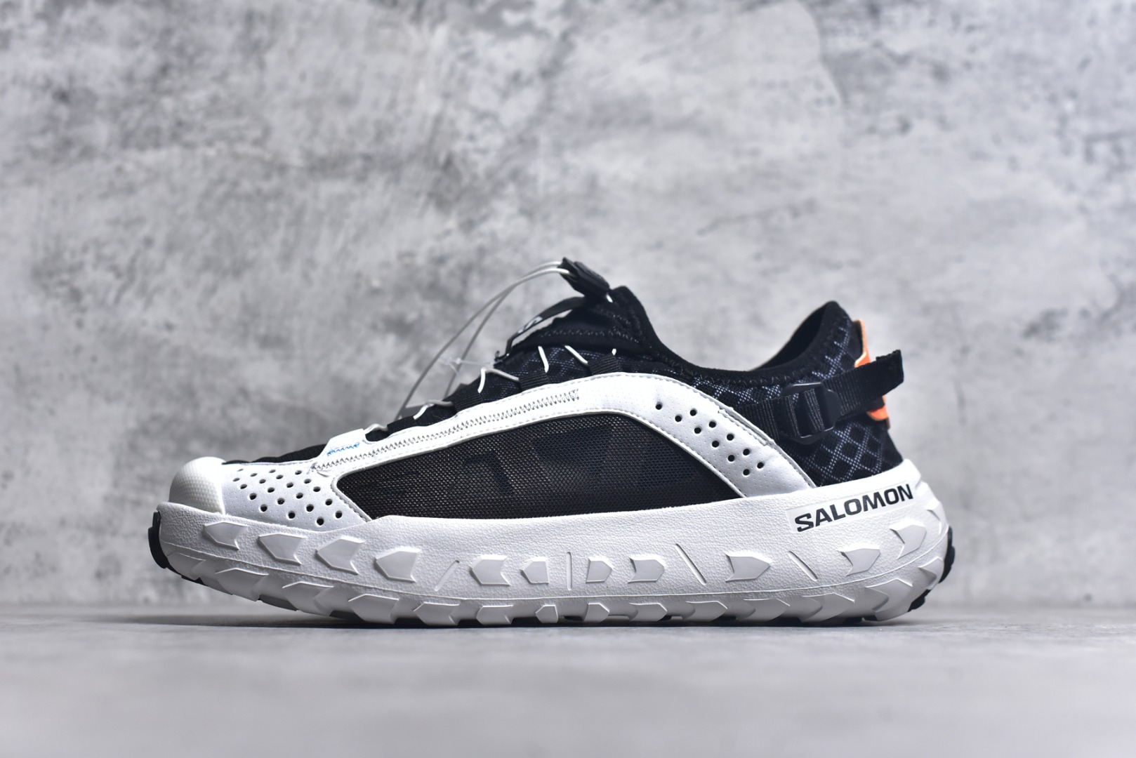 #SALOMON 萨洛蒙solamphibian新款春夏季户外溯溪涉水轮胎鞋 这款鞋具备水陆两栖功能，采用厚底设计，增强舒适度和抓地力。鞋面由织物网眼布和合成革拼接，具有优良的透气性和强度。后跟处的卡扣式松紧带和快速系带系统提供个性化贴合，确保穿着舒适。 货号：477002-28 尺码：36 36.5 37.5 38 38.5 39 40 40.5 41 42 42.5 43 44 45 46-选品中心