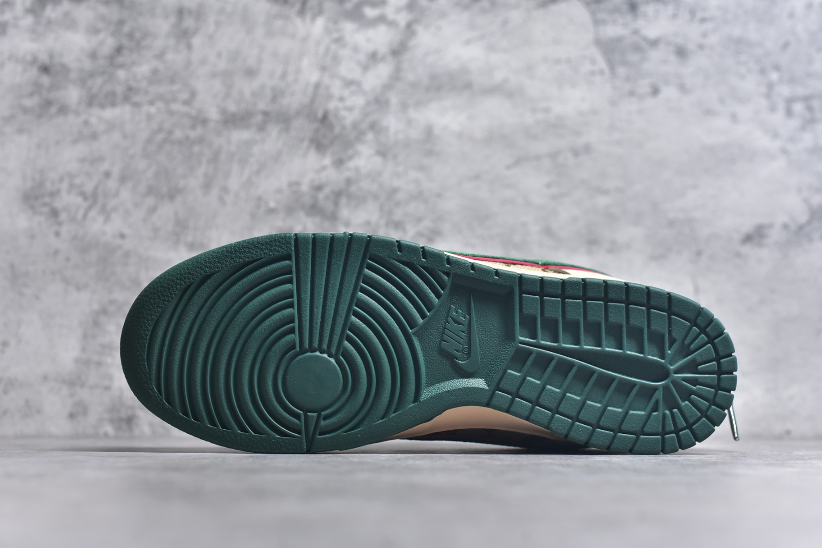 图片[6]-#Nike SB Dunk Low Gucci联名 绑带绿勾勾 周年高端定制 低帮休闲板鞋 DM6868-087 #定制鞋盒 大厂纯原品质出货 超高清洁度 皮料切割干净无任何毛边 细节完美 尺码：36 36.5 37.5 38 38.5 39 40 40.5 41 42 42.5 43 44 44.5 45 9.E5-选品中心