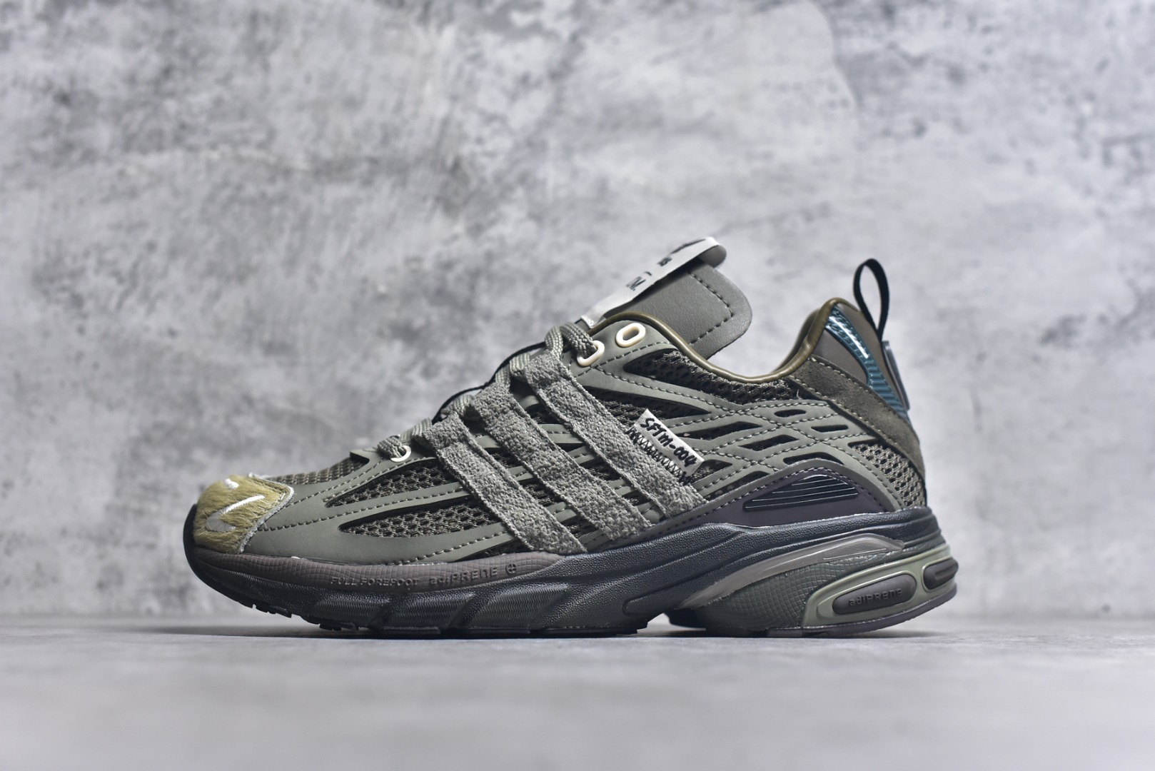 #SFTM x AD Originals ADISTAR CUSHION 联名复古舒适防滑耐磨低帮生活休闲鞋 JR8045实拍调校N版已经零色差零失真 百分百还原实物色彩所见即所得 不存在货不对板色差等低级问题 选购参考实物拍摄 不混卖不参货 只用心做好货严格选品 承诺混一赔十 尺码：36 36.5 37.5 38 38.5 39 40 40.5 41 42 42.5 43 44 44.5 45-选品中心