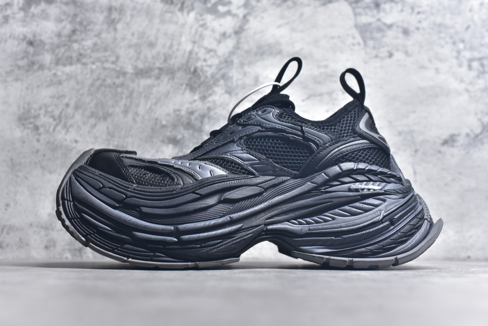 #Balenciaga巴黎世家 Platform 厚底系带老爹鞋 XA纯原生产线出品独家工艺 夸张鞋型 超厚鞋底 同步原鞋 用一双「旧鞋」传递复古感 后侧板翘起的鞋头 则展示了 Demna 在结构上的未来构想 原装大盒从里到外一切百分百还原官方配置 区别市面所有版本 一切细节高端还原 欢迎挑刺 碾压一切版本 货号：821137 WPLTF 10111633 尺码：35 36 37 38 39 40 41 42 43 44 45 46 (偏大一码）-选品中心