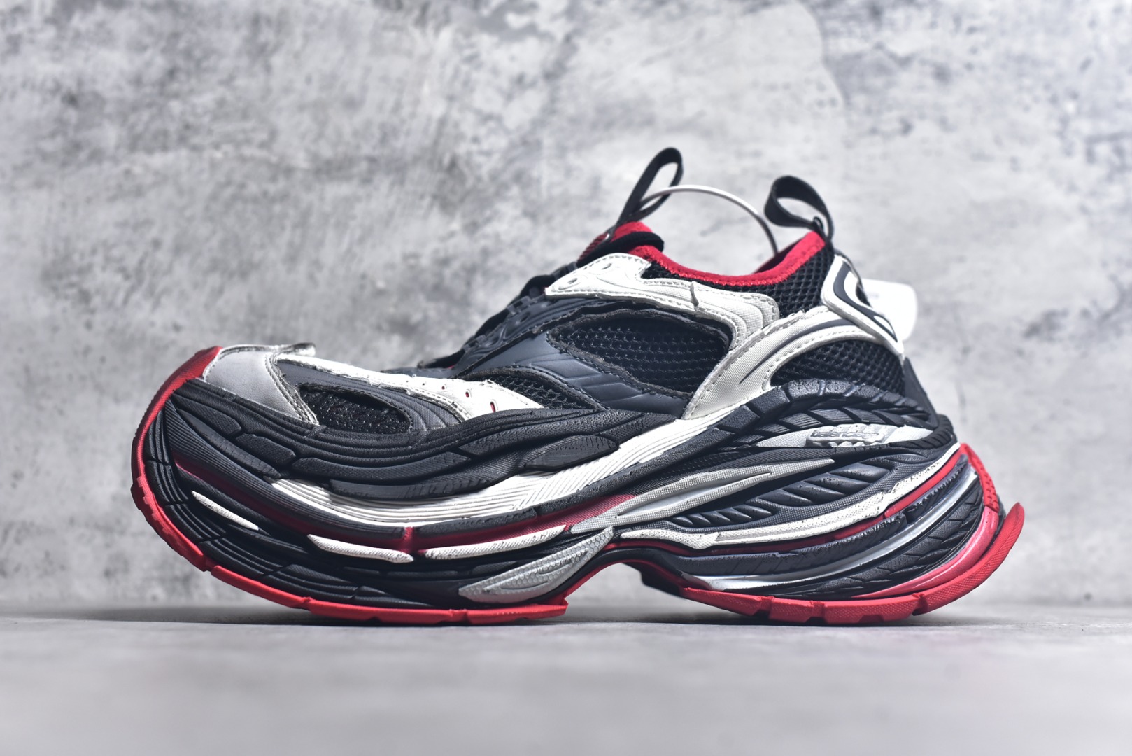 #Balenciaga巴黎世家 Platform 厚底系带 老爹鞋 17代黑白红 灰红 XA纯原生产线出品独家工艺 夸张鞋型 超厚鞋底 同步原鞋 用一双「旧鞋」传递复古感 后侧板、翘起的鞋头 则展示了 Demna 在结构上的未来构想 原装大盒从里到外一切百分百还原官方配置，区别市面所有版本，一切细节高端还原 ，欢迎挑刺 ，碾压一切版本 货号：821137 WPLTF 1160 尺码：35 36 37 38 39 40 41 42 43 44 45 46 (偏大一码）-选品中心