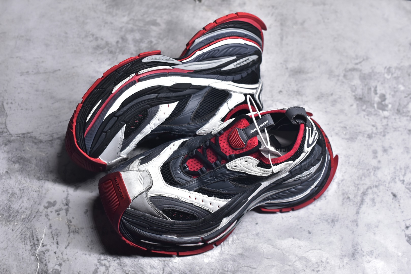 图片[7]-#Balenciaga巴黎世家 Platform 厚底系带 老爹鞋 17代黑白红 灰红 XA纯原生产线出品独家工艺 夸张鞋型 超厚鞋底 同步原鞋 用一双「旧鞋」传递复古感 后侧板、翘起的鞋头 则展示了 Demna 在结构上的未来构想 原装大盒从里到外一切百分百还原官方配置，区别市面所有版本，一切细节高端还原 ，欢迎挑刺 ，碾压一切版本 货号：821137 WPLTF 1160 尺码：35 36 37 38 39 40 41 42 43 44 45 46 (偏大一码）-选品中心