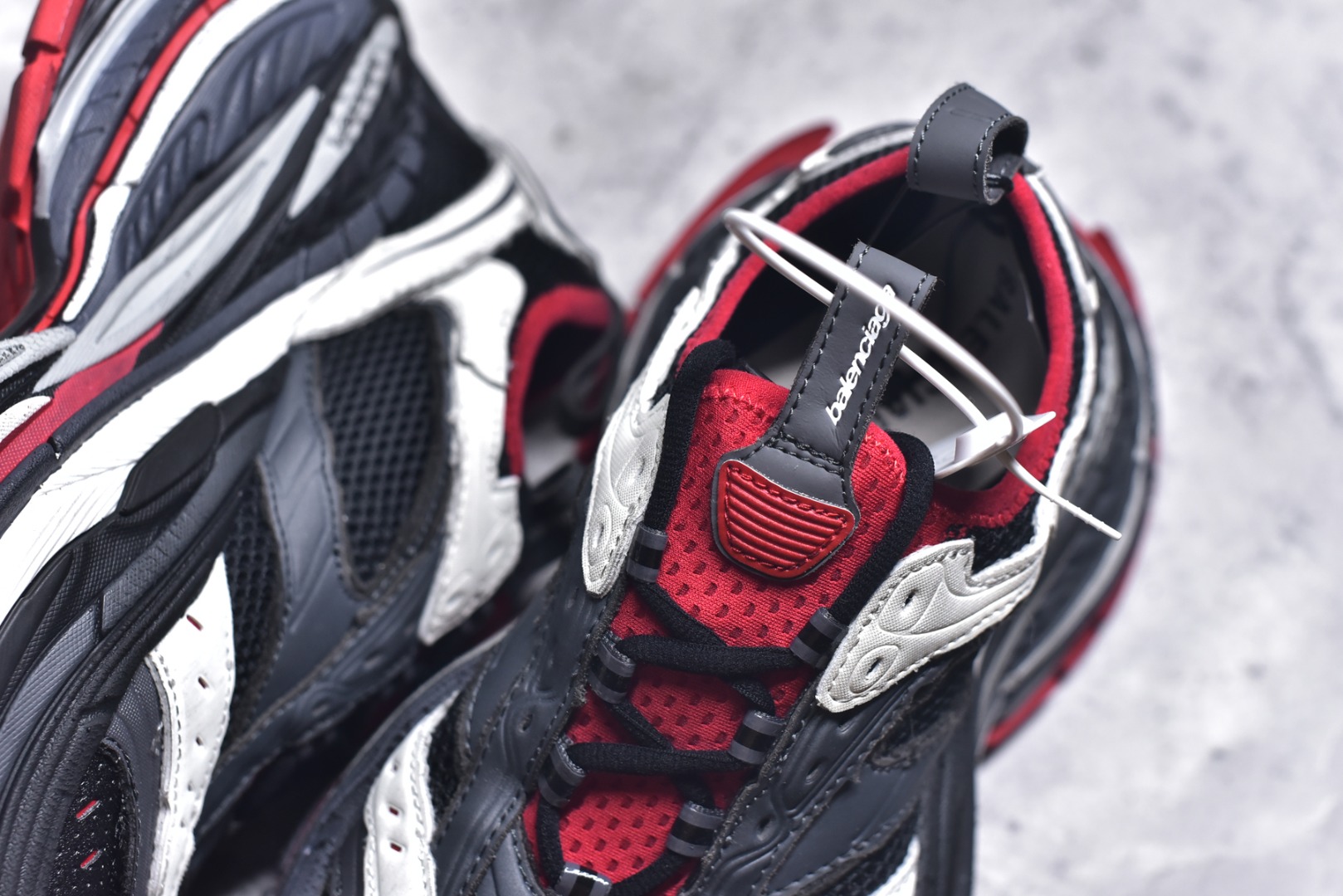 图片[9]-#Balenciaga巴黎世家 Platform 厚底系带 老爹鞋 17代黑白红 灰红 XA纯原生产线出品独家工艺 夸张鞋型 超厚鞋底 同步原鞋 用一双「旧鞋」传递复古感 后侧板、翘起的鞋头 则展示了 Demna 在结构上的未来构想 原装大盒从里到外一切百分百还原官方配置，区别市面所有版本，一切细节高端还原 ，欢迎挑刺 ，碾压一切版本 货号：821137 WPLTF 1160 尺码：35 36 37 38 39 40 41 42 43 44 45 46 (偏大一码）-选品中心