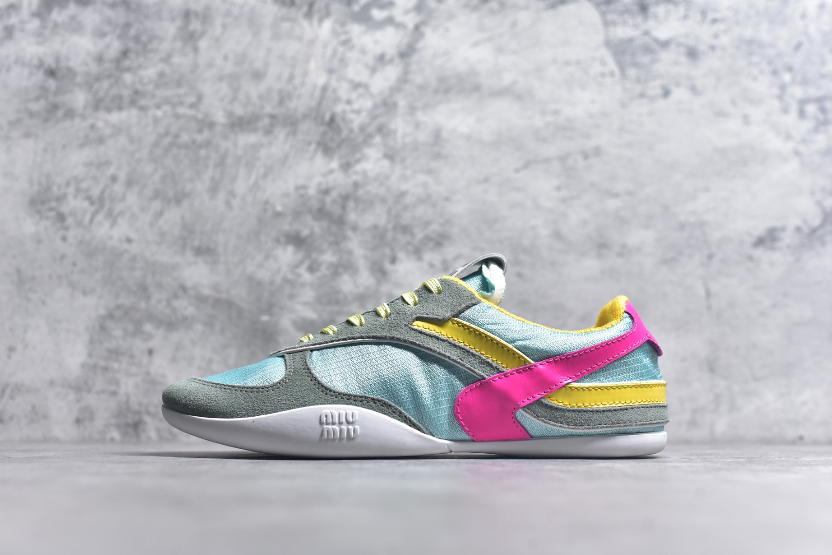 #Miu Miu德训鞋 36-44 蓝白色 黄绿色 米白色 三色展现了品牌对细节的关注和对高品质的追求。 •鞋面主要采用优质皮革，可能是小牛皮或羊皮，这些材料以其柔软、耐用和透气性著称。皮革表面可能经过特殊处理，如磨砂或抛光，以增加质感和美观度。 •部分区域可能使用织物材料，如尼龙或棉质，增加鞋子的透气性和舒适性。 •鞋底采用橡胶材料，提供良好的耐磨性和防滑性。橡胶鞋底通常经过特殊设计，以增加抓地力和稳定性。 EVA（乙烯-醋酸乙烯共聚物）：中底可能使用EVA材料，这种材料轻便且具有良好的缓震效果，增加穿着的舒适度。 •鞋子可能包含装饰细节，如刺绣图案，增加时尚感和独特性。 总的来说，Miu Miu 的这双鞋子在材质选择、工艺制作和设计细节上都体现了品牌的高品质和独特风格，适合追求时尚和舒适的消费者。-选品中心