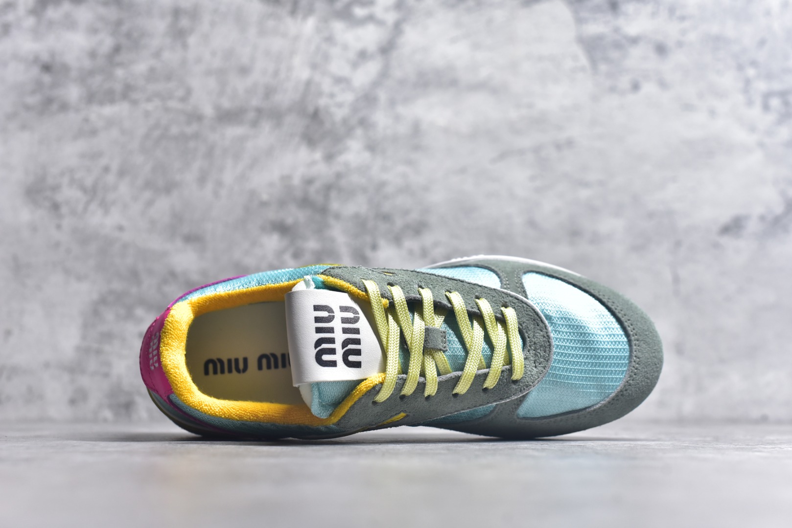 图片[4]-#Miu Miu德训鞋 36-44 蓝白色 黄绿色 米白色 三色展现了品牌对细节的关注和对高品质的追求。 •鞋面主要采用优质皮革，可能是小牛皮或羊皮，这些材料以其柔软、耐用和透气性著称。皮革表面可能经过特殊处理，如磨砂或抛光，以增加质感和美观度。 •部分区域可能使用织物材料，如尼龙或棉质，增加鞋子的透气性和舒适性。 •鞋底采用橡胶材料，提供良好的耐磨性和防滑性。橡胶鞋底通常经过特殊设计，以增加抓地力和稳定性。 EVA（乙烯-醋酸乙烯共聚物）：中底可能使用EVA材料，这种材料轻便且具有良好的缓震效果，增加穿着的舒适度。 •鞋子可能包含装饰细节，如刺绣图案，增加时尚感和独特性。 总的来说，Miu Miu 的这双鞋子在材质选择、工艺制作和设计细节上都体现了品牌的高品质和独特风格，适合追求时尚和舒适的消费者。-选品中心