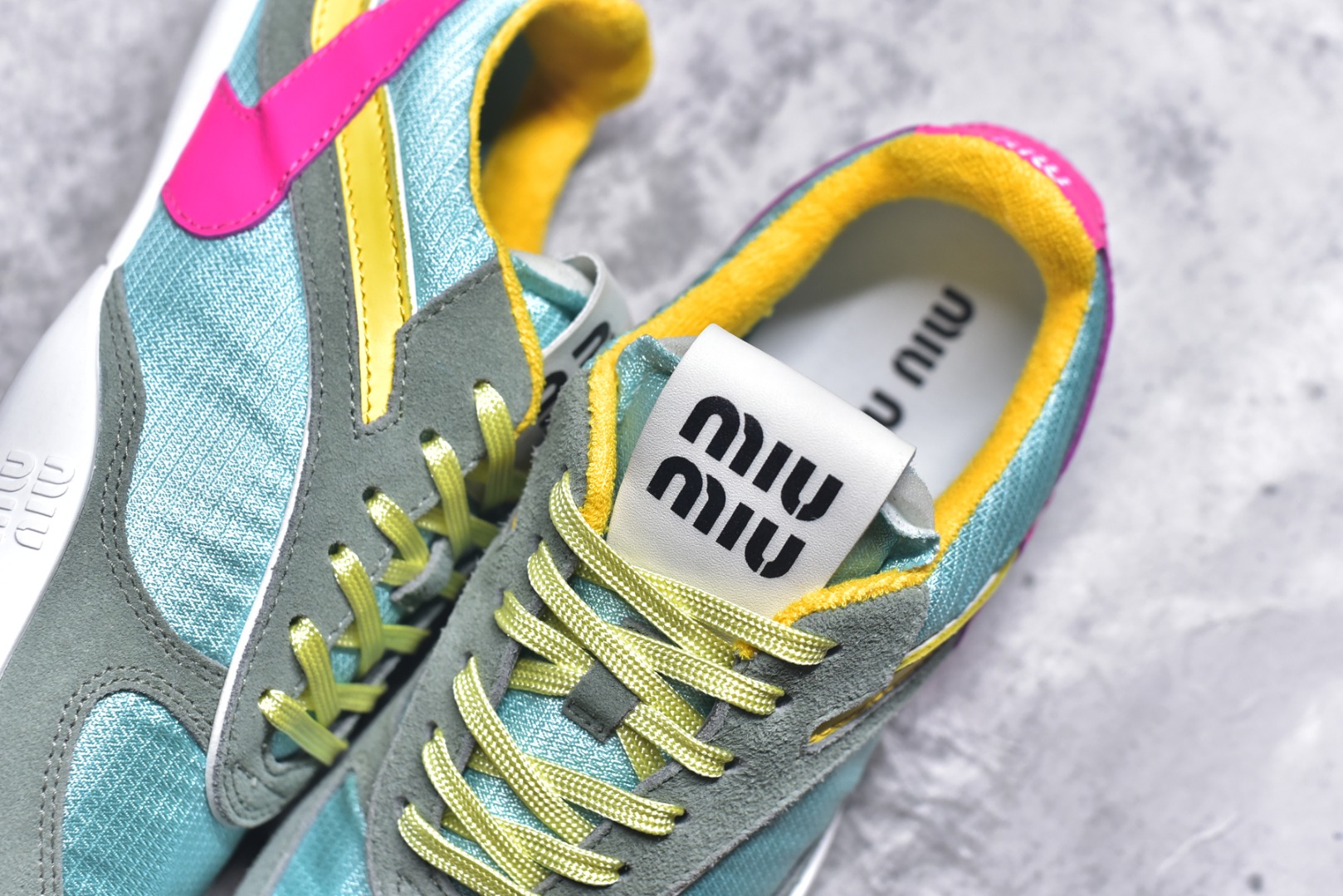 图片[9]-#Miu Miu德训鞋 36-44 蓝白色 黄绿色 米白色 三色展现了品牌对细节的关注和对高品质的追求。 •鞋面主要采用优质皮革，可能是小牛皮或羊皮，这些材料以其柔软、耐用和透气性著称。皮革表面可能经过特殊处理，如磨砂或抛光，以增加质感和美观度。 •部分区域可能使用织物材料，如尼龙或棉质，增加鞋子的透气性和舒适性。 •鞋底采用橡胶材料，提供良好的耐磨性和防滑性。橡胶鞋底通常经过特殊设计，以增加抓地力和稳定性。 EVA（乙烯-醋酸乙烯共聚物）：中底可能使用EVA材料，这种材料轻便且具有良好的缓震效果，增加穿着的舒适度。 •鞋子可能包含装饰细节，如刺绣图案，增加时尚感和独特性。 总的来说，Miu Miu 的这双鞋子在材质选择、工艺制作和设计细节上都体现了品牌的高品质和独特风格，适合追求时尚和舒适的消费者。-选品中心
