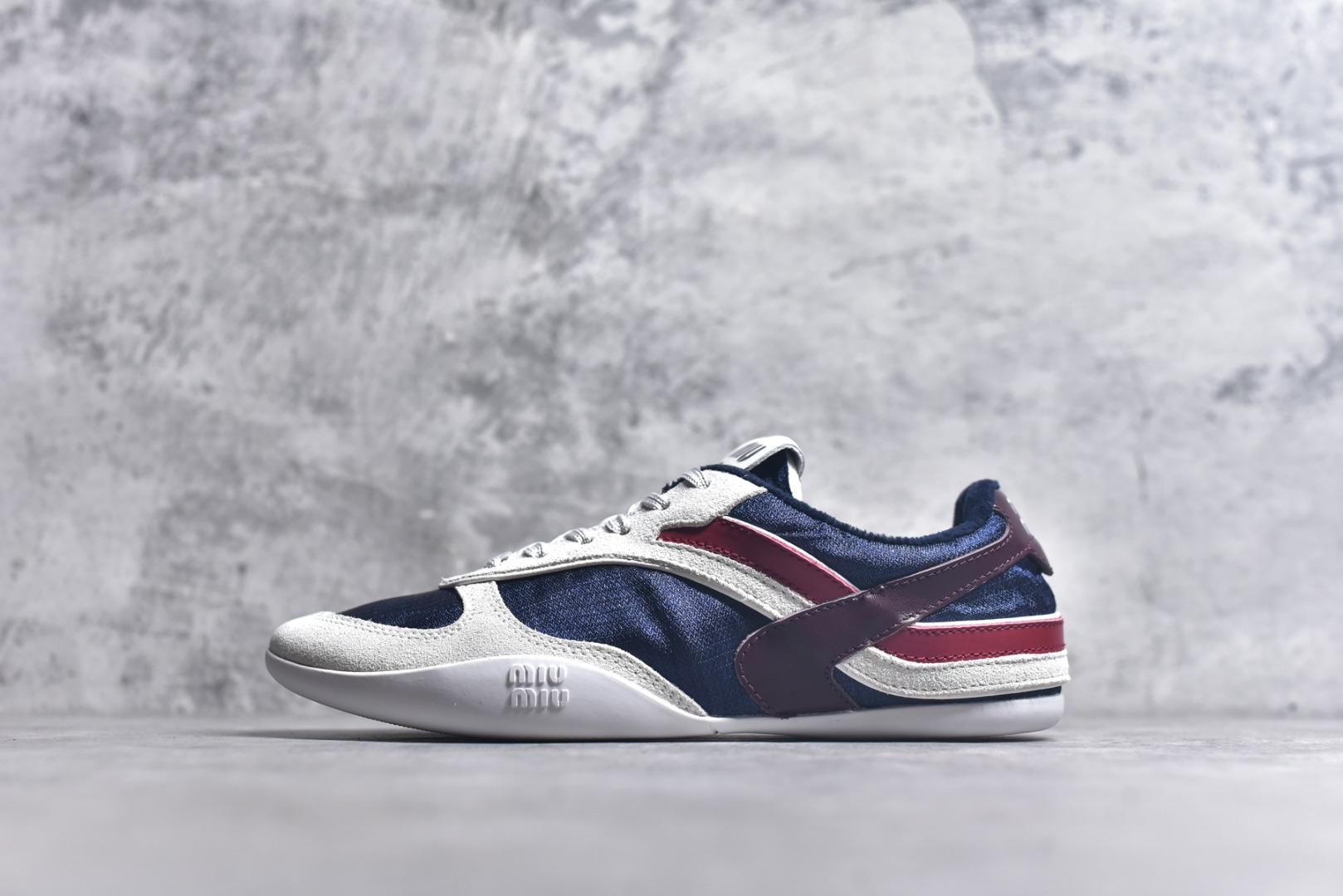 #Miu Miu德训鞋 36-44 蓝白色 黄绿色 米白色 三色展现了品牌对细节的关注和对高品质的追求。 •鞋面主要采用优质皮革，可能是小牛皮或羊皮，这些材料以其柔软、耐用和透气性著称。皮革表面可能经过特殊处理，如磨砂或抛光，以增加质感和美观度。 •部分区域可能使用织物材料，如尼龙或棉质，增加鞋子的透气性和舒适性。 •鞋底采用橡胶材料，提供良好的耐磨性和防滑性。橡胶鞋底通常经过特殊设计，以增加抓地力和稳定性。 EVA（乙烯-醋酸乙烯共聚物）：中底可能使用EVA材料，这种材料轻便且具有良好的缓震效果，增加穿着的舒适度。 •鞋子可能包含装饰细节，如刺绣图案，增加时尚感和独特性。 总的来说，Miu Miu 的这双鞋子在材质选择、工艺制作和设计细节上都体现了品牌的高品质和独特风格，适合追求时尚和舒适的消费者。-选品中心