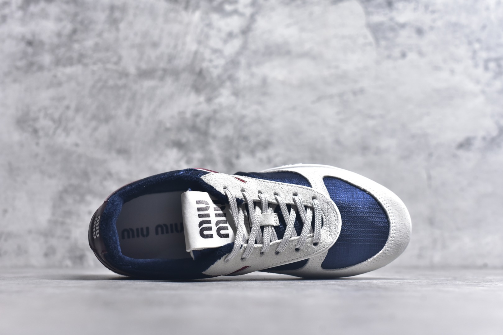 图片[4]-#Miu Miu德训鞋 36-44 蓝白色 黄绿色 米白色 三色展现了品牌对细节的关注和对高品质的追求。 •鞋面主要采用优质皮革，可能是小牛皮或羊皮，这些材料以其柔软、耐用和透气性著称。皮革表面可能经过特殊处理，如磨砂或抛光，以增加质感和美观度。 •部分区域可能使用织物材料，如尼龙或棉质，增加鞋子的透气性和舒适性。 •鞋底采用橡胶材料，提供良好的耐磨性和防滑性。橡胶鞋底通常经过特殊设计，以增加抓地力和稳定性。 EVA（乙烯-醋酸乙烯共聚物）：中底可能使用EVA材料，这种材料轻便且具有良好的缓震效果，增加穿着的舒适度。 •鞋子可能包含装饰细节，如刺绣图案，增加时尚感和独特性。 总的来说，Miu Miu 的这双鞋子在材质选择、工艺制作和设计细节上都体现了品牌的高品质和独特风格，适合追求时尚和舒适的消费者。-选品中心