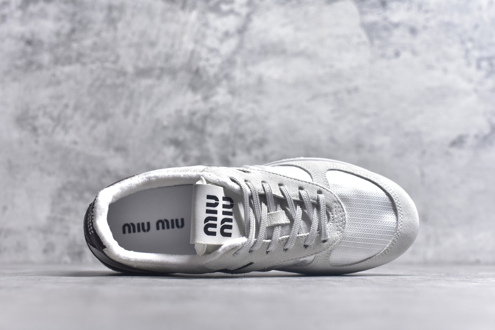 图片[4]-#Miu Miu德训鞋 36-44 蓝白色 黄绿色 米白色 三色展现了品牌对细节的关注和对高品质的追求。 •鞋面主要采用优质皮革，可能是小牛皮或羊皮，这些材料以其柔软、耐用和透气性著称。皮革表面可能经过特殊处理，如磨砂或抛光，以增加质感和美观度。 •部分区域可能使用织物材料，如尼龙或棉质，增加鞋子的透气性和舒适性。 •鞋底采用橡胶材料，提供良好的耐磨性和防滑性。橡胶鞋底通常经过特殊设计，以增加抓地力和稳定性。 EVA（乙烯-醋酸乙烯共聚物）：中底可能使用EVA材料，这种材料轻便且具有良好的缓震效果，增加穿着的舒适度。 •鞋子可能包含装饰细节，如刺绣图案，增加时尚感和独特性。 总的来说，Miu Miu 的这双鞋子在材质选择、工艺制作和设计细节上都体现了品牌的高品质和独特风格，适合追求时尚和舒适的消费者。-选品中心