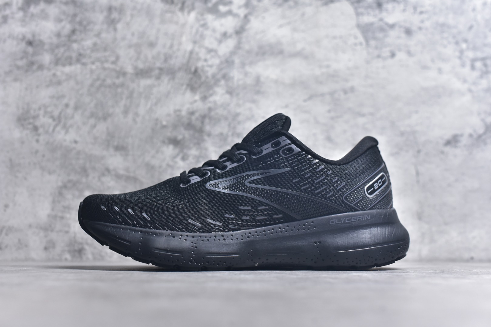 #Brooks布鲁克斯 Glycerin 2.0 系带防滑耐磨低帮长跑跑步鞋 Brooks 四大跑鞋之一 百年品牌 跑鞋从外形上基本就能判断这是一款速度跑鞋 简洁干练的外形结构和极强的运动流线型看着非常有速度感 上脚的第一感觉是非常轻 美码9码的鞋单只206g不到 从个人偏好来说 200g左右的竞速鞋最具安全感 鞋面采用单层网布 很薄 前掌使用了大量开放式网眼 排气直接快速 透气性上乘 鞋舌也是轻量化设计 仅为一层麂皮 和脚背完美贴合 鞋舌中央有个防偏穿孔 从实际穿着来看 通常鞋舌都是外偏 如果是防偏穿孔位于中心 防偏效果其实并不十分有效 如果采用趋外侧的偏心设计更有效 鞋帮泡棉填充量不大 但非常紧凑 贴合舒适 包裹稳固 内置硬质TPU保证必要的稳定性 跑鞋中底采用的是DNA FLASH科技材料 DNA FLASH中底科技 是Brooks第一款将氮气注入中底的创新科技 主要原理是借助“超临界流体”发泡技术 将液态氮稳定的转化为气态氮 并使其均匀地形成无数紧密贴合的密闭式气囊结构 尺码：36 36.5 37.5 38 38.5 39 40 40.5 41 42 42.5 43 44 44.5 45 46-选品中心