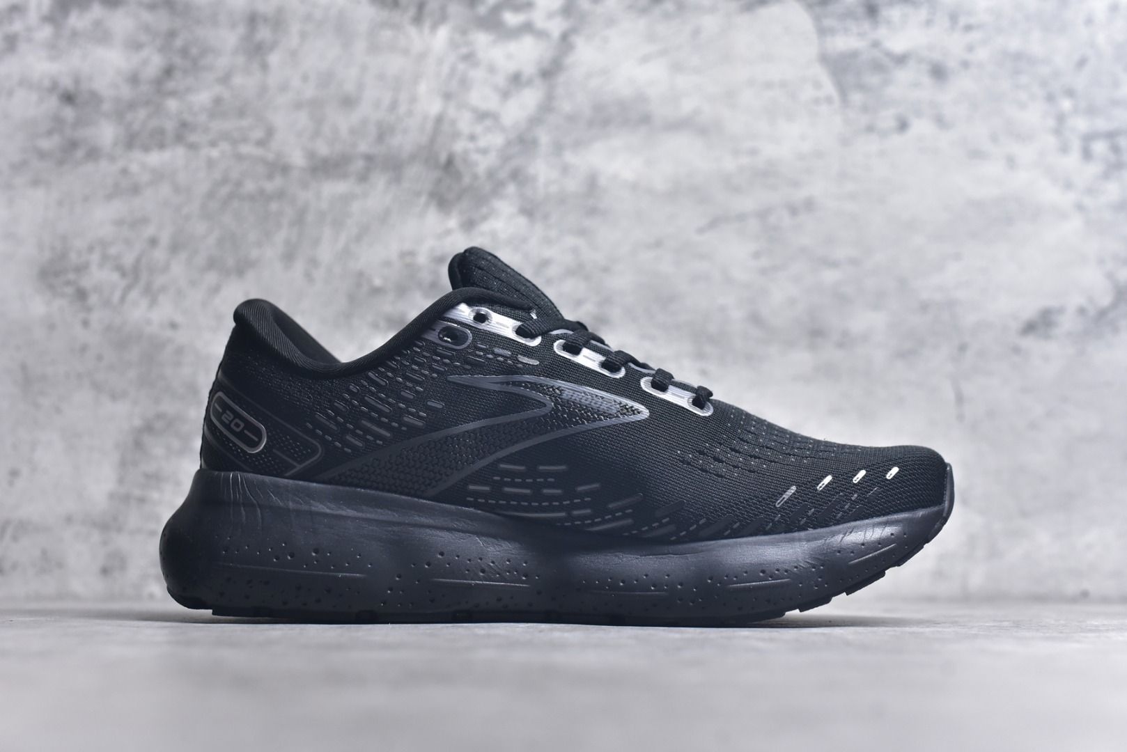 图片[3]-#Brooks布鲁克斯 Glycerin 2.0 系带防滑耐磨低帮长跑跑步鞋 Brooks 四大跑鞋之一 百年品牌 跑鞋从外形上基本就能判断这是一款速度跑鞋 简洁干练的外形结构和极强的运动流线型看着非常有速度感 上脚的第一感觉是非常轻 美码9码的鞋单只206g不到 从个人偏好来说 200g左右的竞速鞋最具安全感 鞋面采用单层网布 很薄 前掌使用了大量开放式网眼 排气直接快速 透气性上乘 鞋舌也是轻量化设计 仅为一层麂皮 和脚背完美贴合 鞋舌中央有个防偏穿孔 从实际穿着来看 通常鞋舌都是外偏 如果是防偏穿孔位于中心 防偏效果其实并不十分有效 如果采用趋外侧的偏心设计更有效 鞋帮泡棉填充量不大 但非常紧凑 贴合舒适 包裹稳固 内置硬质TPU保证必要的稳定性 跑鞋中底采用的是DNA FLASH科技材料 DNA FLASH中底科技 是Brooks第一款将氮气注入中底的创新科技 主要原理是借助“超临界流体”发泡技术 将液态氮稳定的转化为气态氮 并使其均匀地形成无数紧密贴合的密闭式气囊结构 尺码：36 36.5 37.5 38 38.5 39 40 40.5 41 42 42.5 43 44 44.5 45 46-选品中心