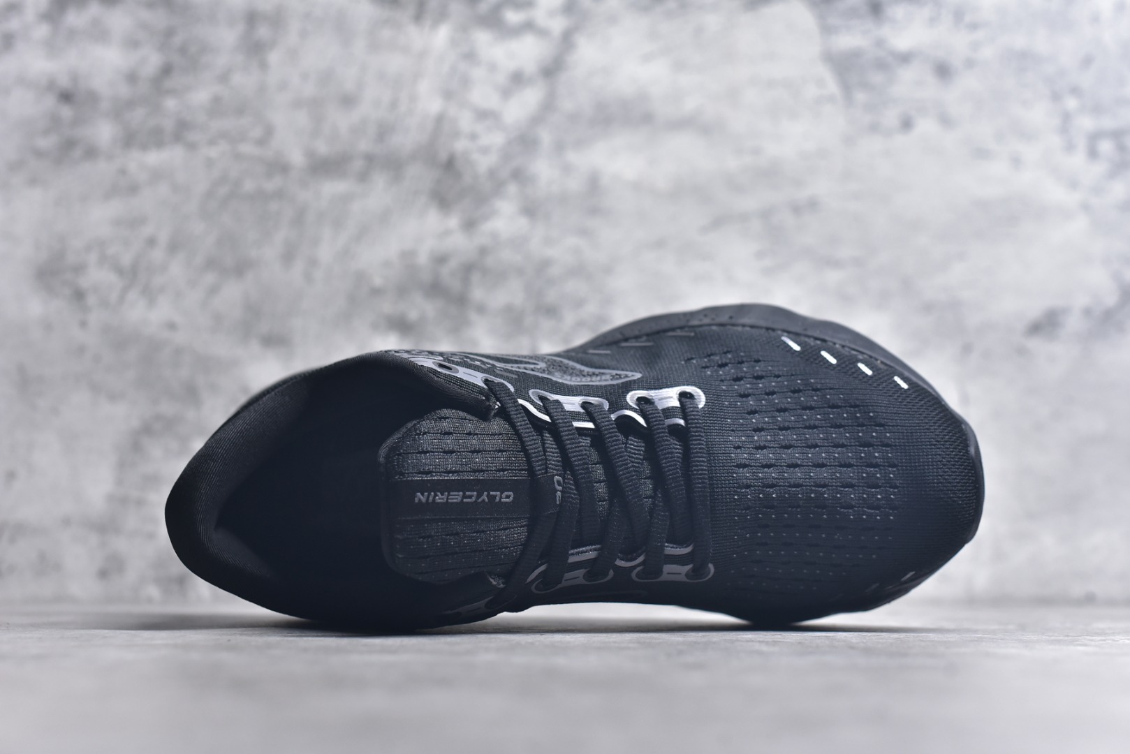 图片[4]-#Brooks布鲁克斯 Glycerin 2.0 系带防滑耐磨低帮长跑跑步鞋 Brooks 四大跑鞋之一 百年品牌 跑鞋从外形上基本就能判断这是一款速度跑鞋 简洁干练的外形结构和极强的运动流线型看着非常有速度感 上脚的第一感觉是非常轻 美码9码的鞋单只206g不到 从个人偏好来说 200g左右的竞速鞋最具安全感 鞋面采用单层网布 很薄 前掌使用了大量开放式网眼 排气直接快速 透气性上乘 鞋舌也是轻量化设计 仅为一层麂皮 和脚背完美贴合 鞋舌中央有个防偏穿孔 从实际穿着来看 通常鞋舌都是外偏 如果是防偏穿孔位于中心 防偏效果其实并不十分有效 如果采用趋外侧的偏心设计更有效 鞋帮泡棉填充量不大 但非常紧凑 贴合舒适 包裹稳固 内置硬质TPU保证必要的稳定性 跑鞋中底采用的是DNA FLASH科技材料 DNA FLASH中底科技 是Brooks第一款将氮气注入中底的创新科技 主要原理是借助“超临界流体”发泡技术 将液态氮稳定的转化为气态氮 并使其均匀地形成无数紧密贴合的密闭式气囊结构 尺码：36 36.5 37.5 38 38.5 39 40 40.5 41 42 42.5 43 44 44.5 45 46-选品中心