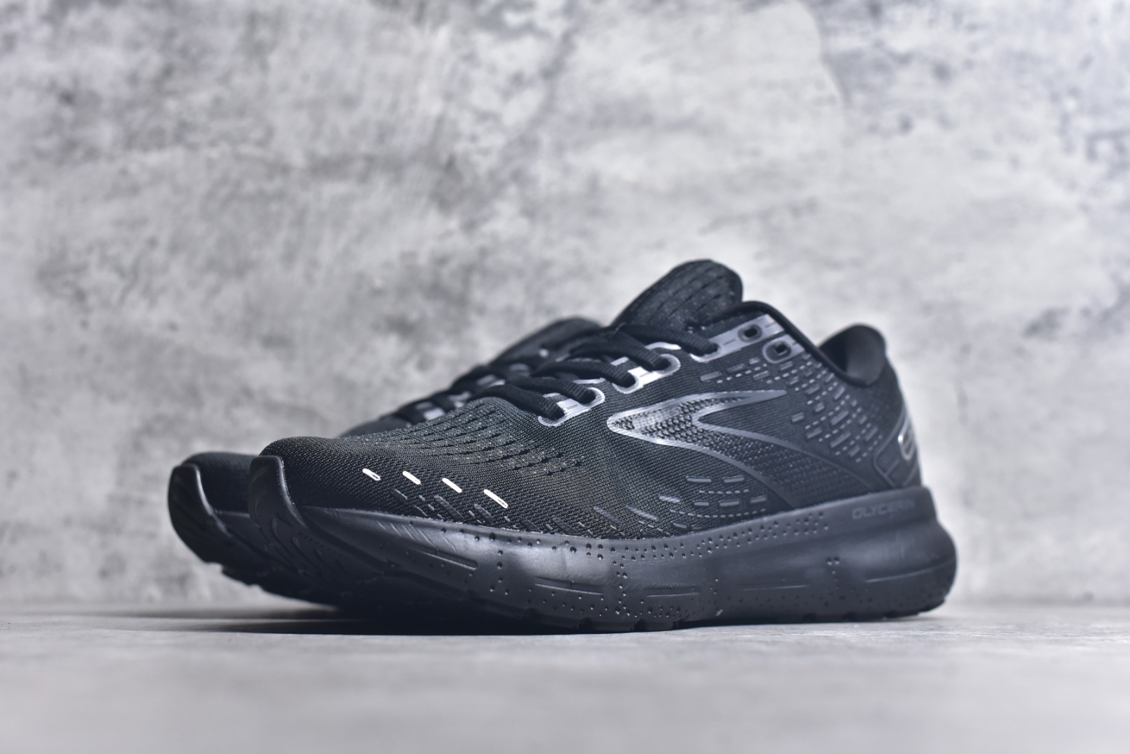 图片[2]-#Brooks布鲁克斯 Glycerin 2.0 系带防滑耐磨低帮长跑跑步鞋 Brooks 四大跑鞋之一 百年品牌 跑鞋从外形上基本就能判断这是一款速度跑鞋 简洁干练的外形结构和极强的运动流线型看着非常有速度感 上脚的第一感觉是非常轻 美码9码的鞋单只206g不到 从个人偏好来说 200g左右的竞速鞋最具安全感 鞋面采用单层网布 很薄 前掌使用了大量开放式网眼 排气直接快速 透气性上乘 鞋舌也是轻量化设计 仅为一层麂皮 和脚背完美贴合 鞋舌中央有个防偏穿孔 从实际穿着来看 通常鞋舌都是外偏 如果是防偏穿孔位于中心 防偏效果其实并不十分有效 如果采用趋外侧的偏心设计更有效 鞋帮泡棉填充量不大 但非常紧凑 贴合舒适 包裹稳固 内置硬质TPU保证必要的稳定性 跑鞋中底采用的是DNA FLASH科技材料 DNA FLASH中底科技 是Brooks第一款将氮气注入中底的创新科技 主要原理是借助“超临界流体”发泡技术 将液态氮稳定的转化为气态氮 并使其均匀地形成无数紧密贴合的密闭式气囊结构 尺码：36 36.5 37.5 38 38.5 39 40 40.5 41 42 42.5 43 44 44.5 45 46-选品中心