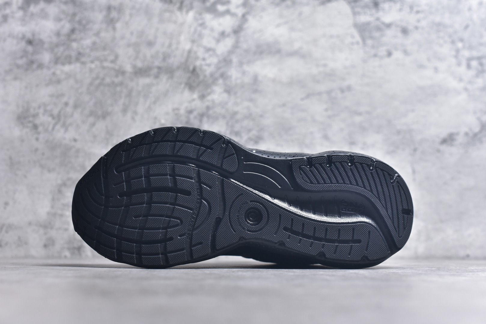 图片[6]-#Brooks布鲁克斯 Glycerin 2.0 系带防滑耐磨低帮长跑跑步鞋 Brooks 四大跑鞋之一 百年品牌 跑鞋从外形上基本就能判断这是一款速度跑鞋 简洁干练的外形结构和极强的运动流线型看着非常有速度感 上脚的第一感觉是非常轻 美码9码的鞋单只206g不到 从个人偏好来说 200g左右的竞速鞋最具安全感 鞋面采用单层网布 很薄 前掌使用了大量开放式网眼 排气直接快速 透气性上乘 鞋舌也是轻量化设计 仅为一层麂皮 和脚背完美贴合 鞋舌中央有个防偏穿孔 从实际穿着来看 通常鞋舌都是外偏 如果是防偏穿孔位于中心 防偏效果其实并不十分有效 如果采用趋外侧的偏心设计更有效 鞋帮泡棉填充量不大 但非常紧凑 贴合舒适 包裹稳固 内置硬质TPU保证必要的稳定性 跑鞋中底采用的是DNA FLASH科技材料 DNA FLASH中底科技 是Brooks第一款将氮气注入中底的创新科技 主要原理是借助“超临界流体”发泡技术 将液态氮稳定的转化为气态氮 并使其均匀地形成无数紧密贴合的密闭式气囊结构 尺码：36 36.5 37.5 38 38.5 39 40 40.5 41 42 42.5 43 44 44.5 45 46-选品中心